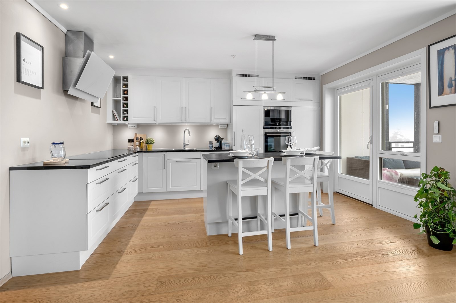 Kjøkkenet er lyst og moderne med innredning med profilerte fronter, som gir et tidløst og elegant uttrykk. Galleribilde