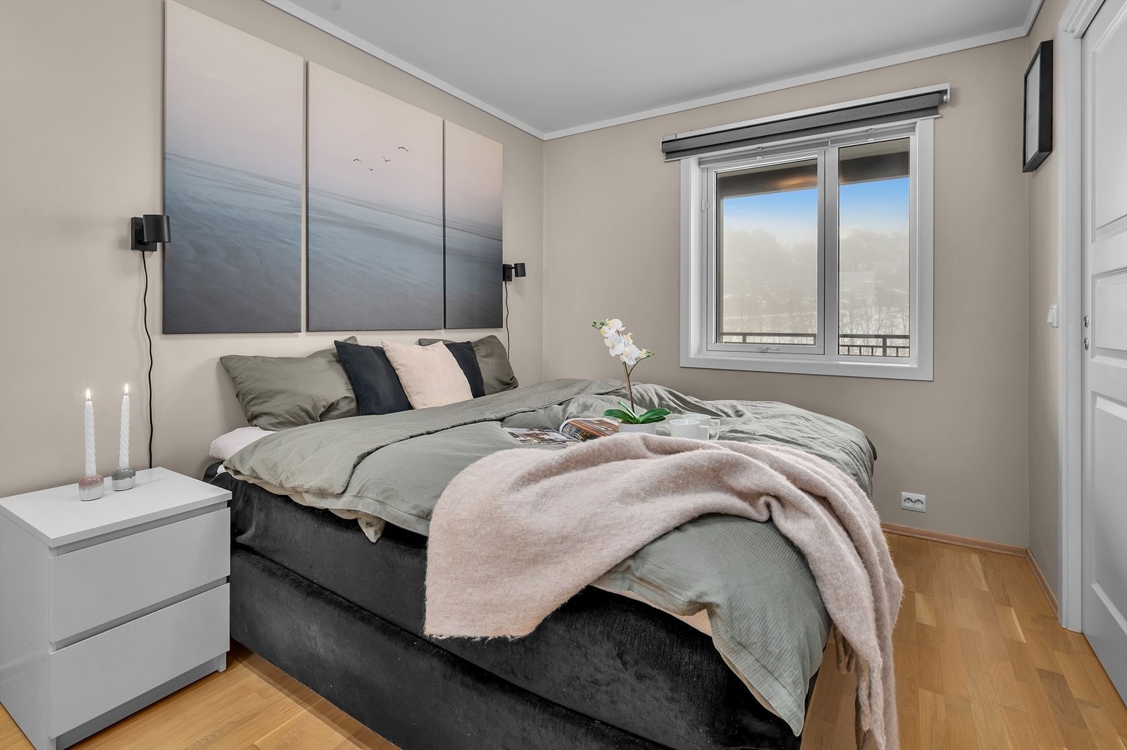 Leiligheten har to flotte soverom som begge oppleves som romslige og funksjonelle. Galleribilde