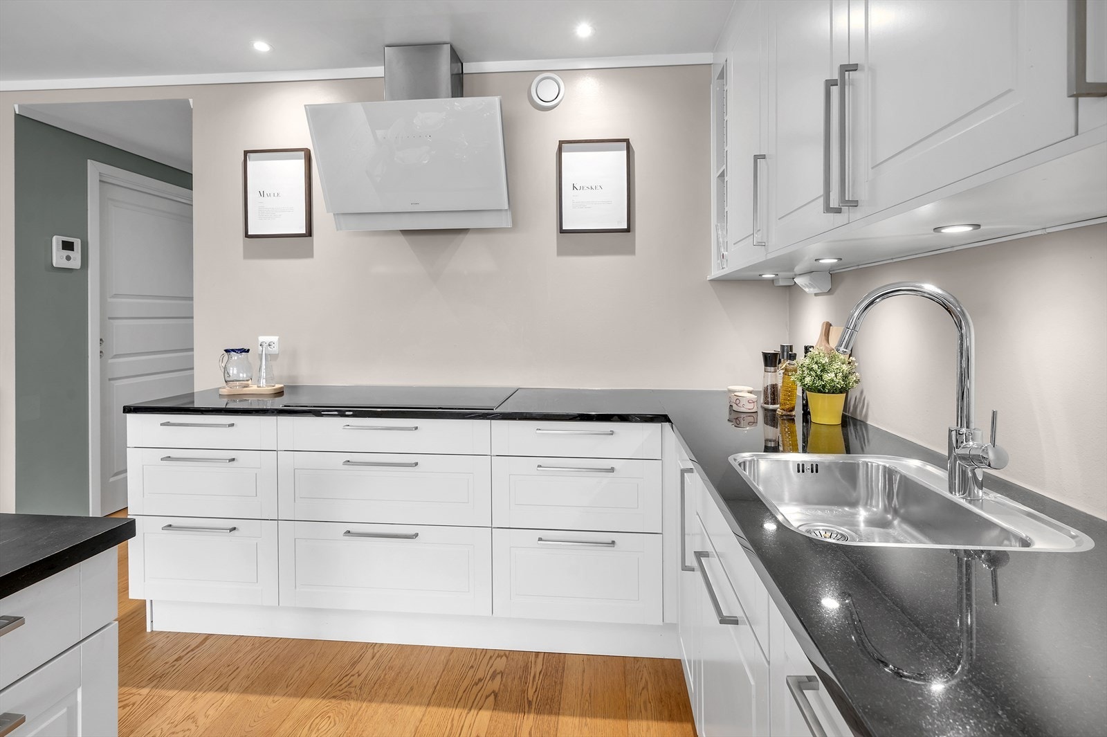 Her finner du alt av integrerte hvitevarer, inkludert kjøleskap, fryseskap, oppvaskmaskin, platetopp, mikrobølgeovn, stekeovn, samt vannstoppsystem og komfyrvakt for økt sikkerhet. Galleribilde