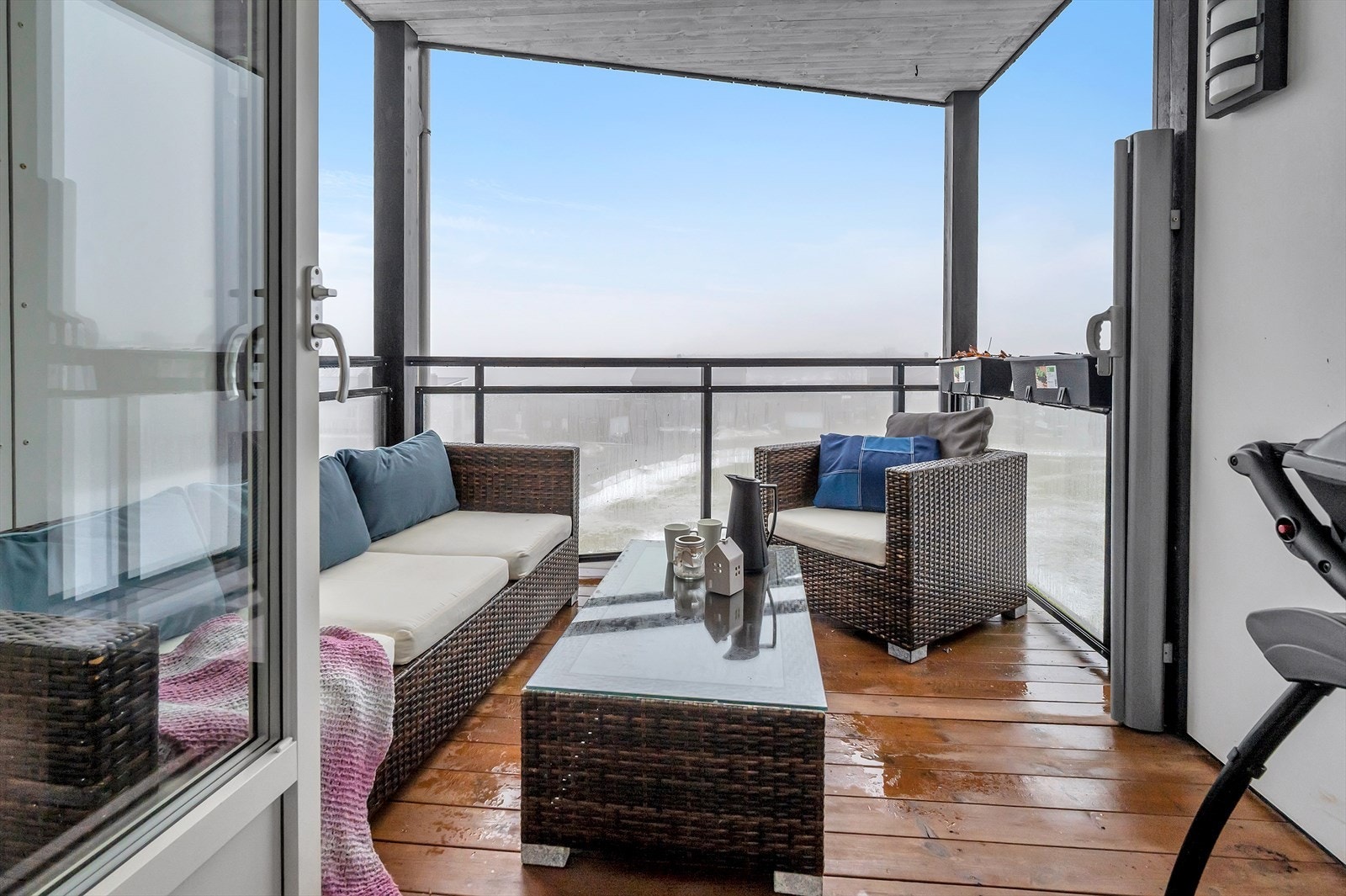 Fra stuen er det direkte utgang til en overbygd og solrik balkong, hvor du kan nyte både morgenkaffen og lange sommerkvelder. Galleribilde