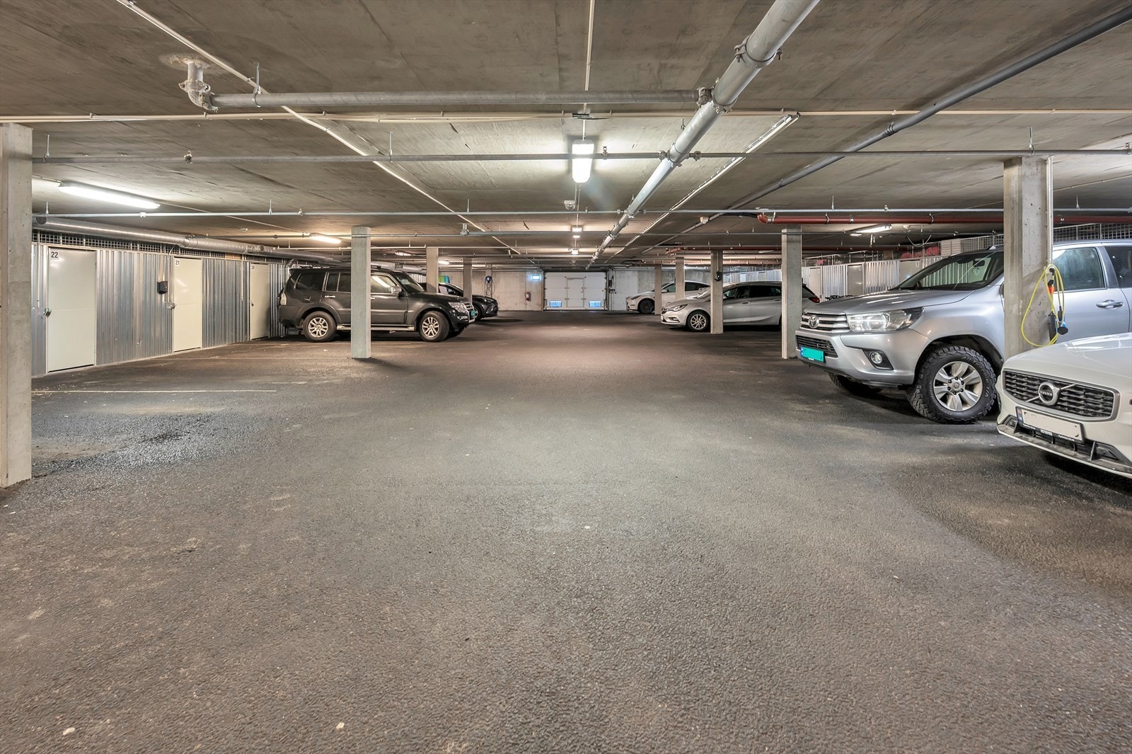 Det medfølger egen parkeringsplass i parkeringskjelleren, i tillegg til en praktisk bod som gir ekstra oppbevaringsplass. Galleribilde