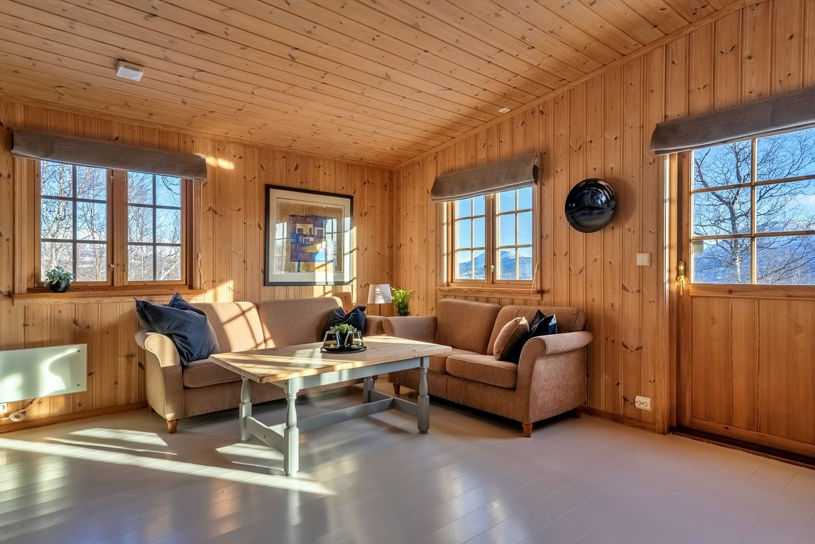 Lettmøblert stue med mye lysinnslipp Galleribilde