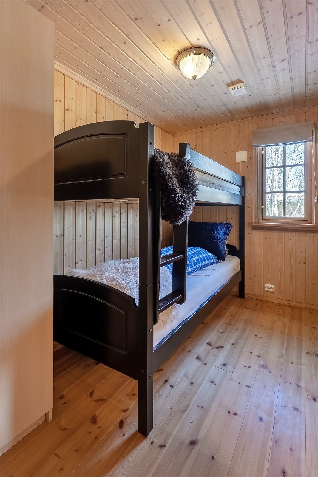 Soverom 3 med heltregulv og garderobeskap Galleribilde