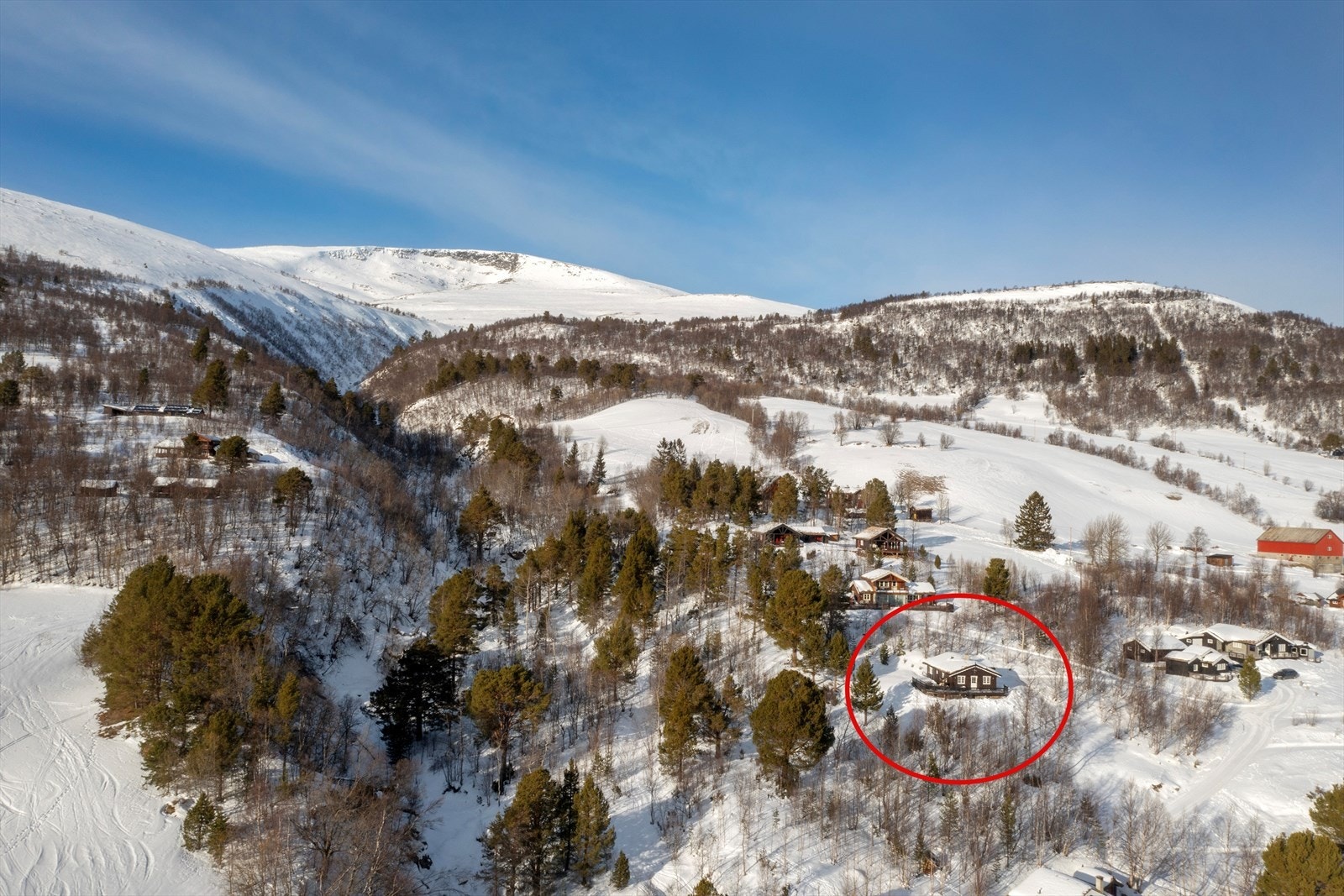 Eiendommen ligger vest for inngangen til populære Gjevillvassdalen Galleribilde