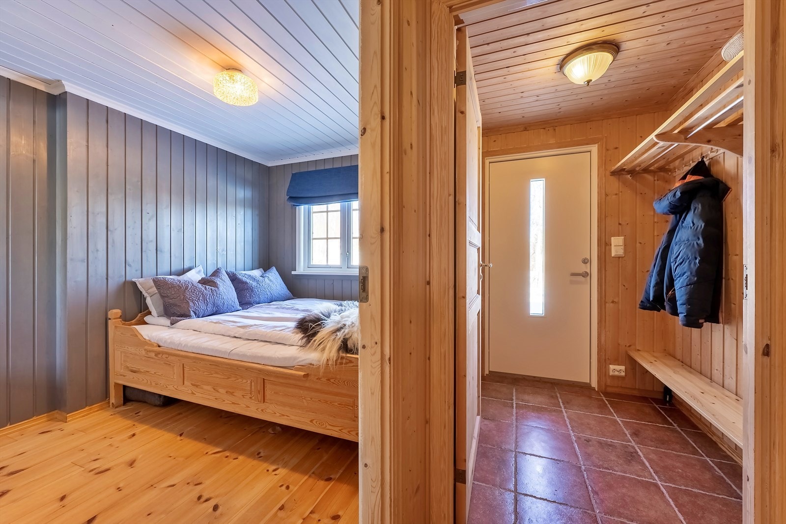 Velkommen inn! Vindfanget har flislagt gulv med undervarme og praktisk vegghengt garderobehylle Galleribilde