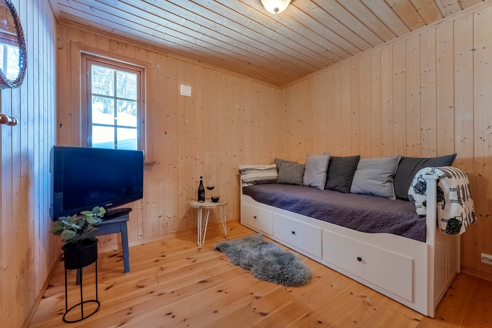 Soverom 2, lyst og koselig med heltregulv Galleribilde