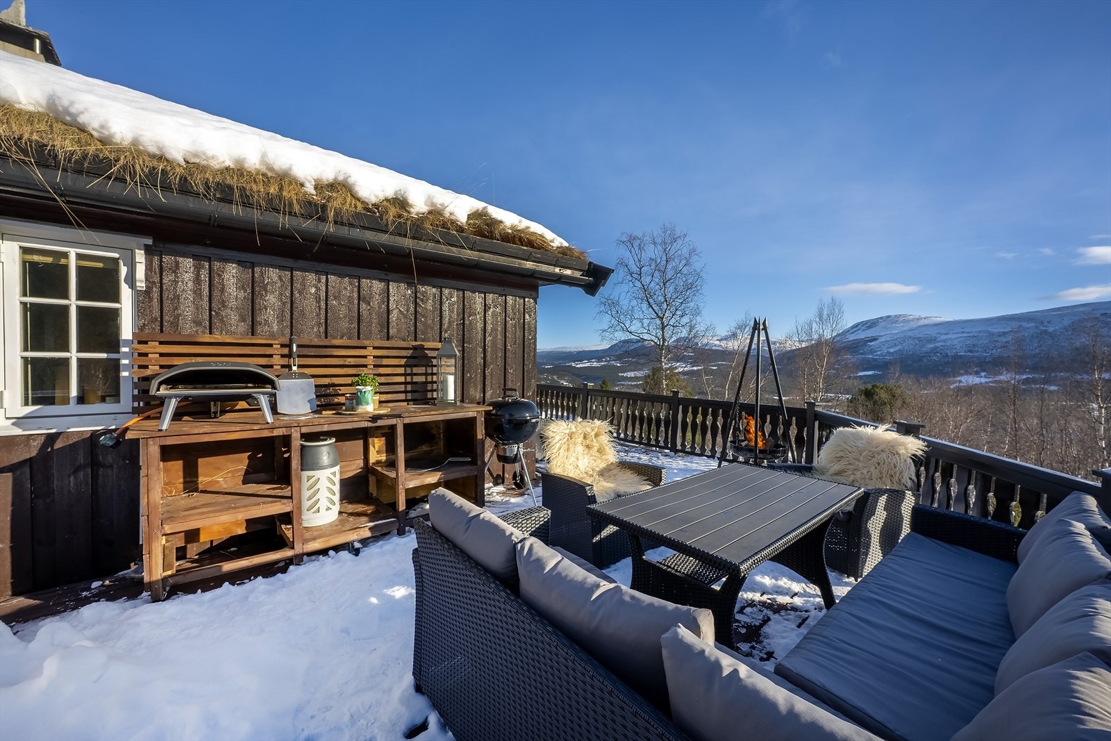 Fin uteplass med god plass til terrassemøblement Galleribilde