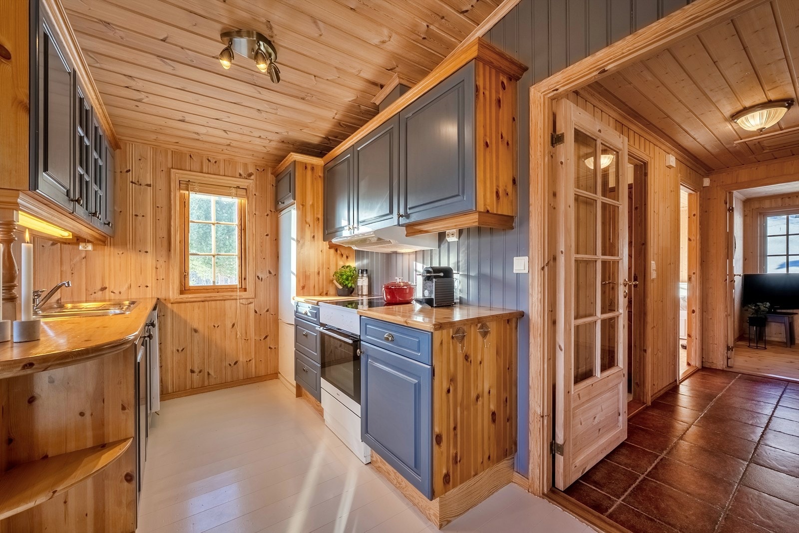 Kjøkkeninnredning med malte heltrefronter Galleribilde