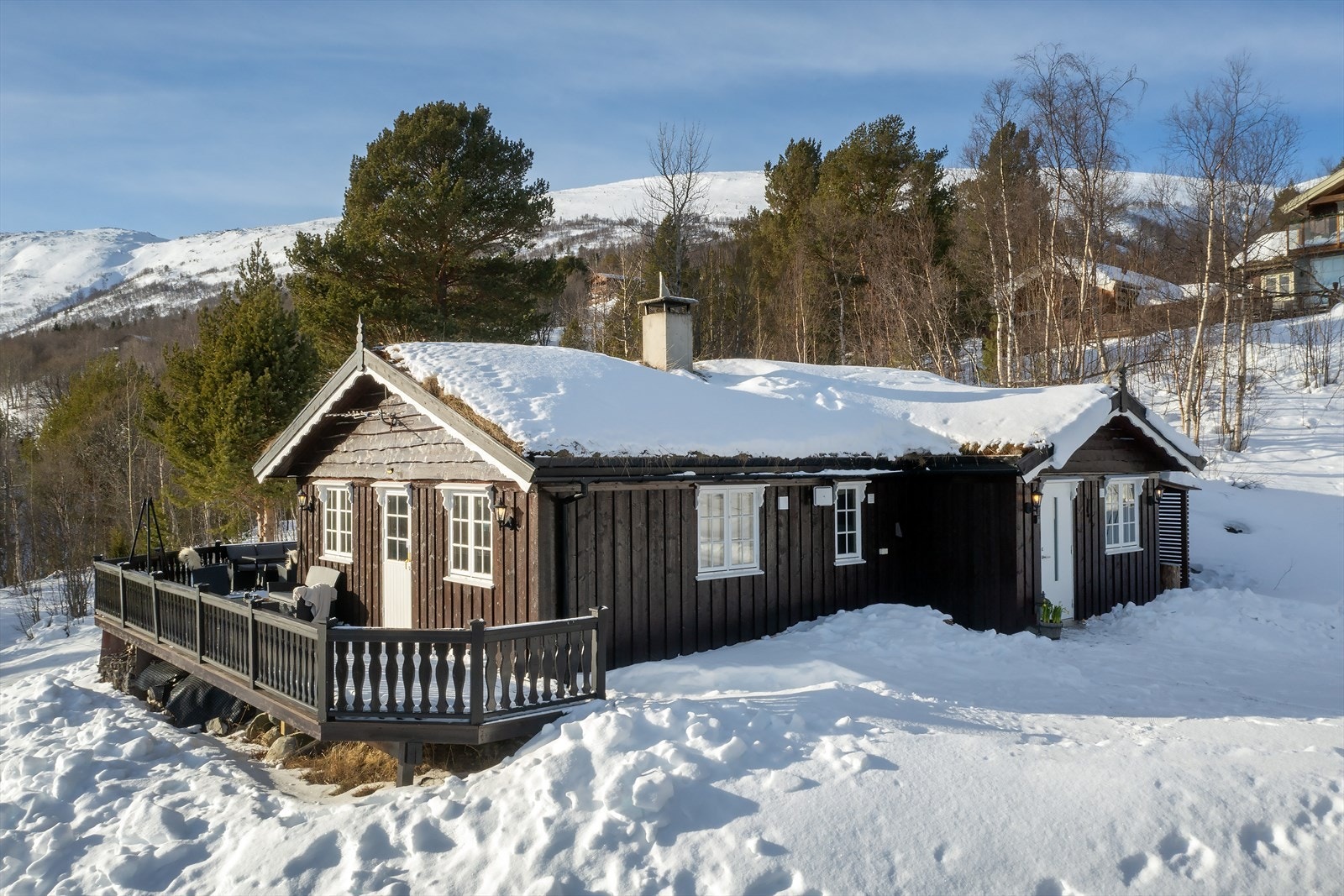 Velholdt hytte med usjenert beliggenhet og flott utsikt Galleribilde