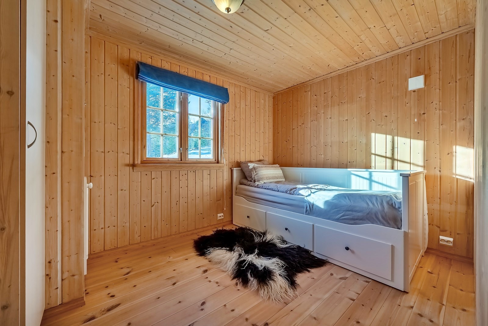 Soverom 1 med heltregulv, innebygd garderobeskap samt plassbygd skap med sikringsskap og varmtvannsbereder Galleribilde