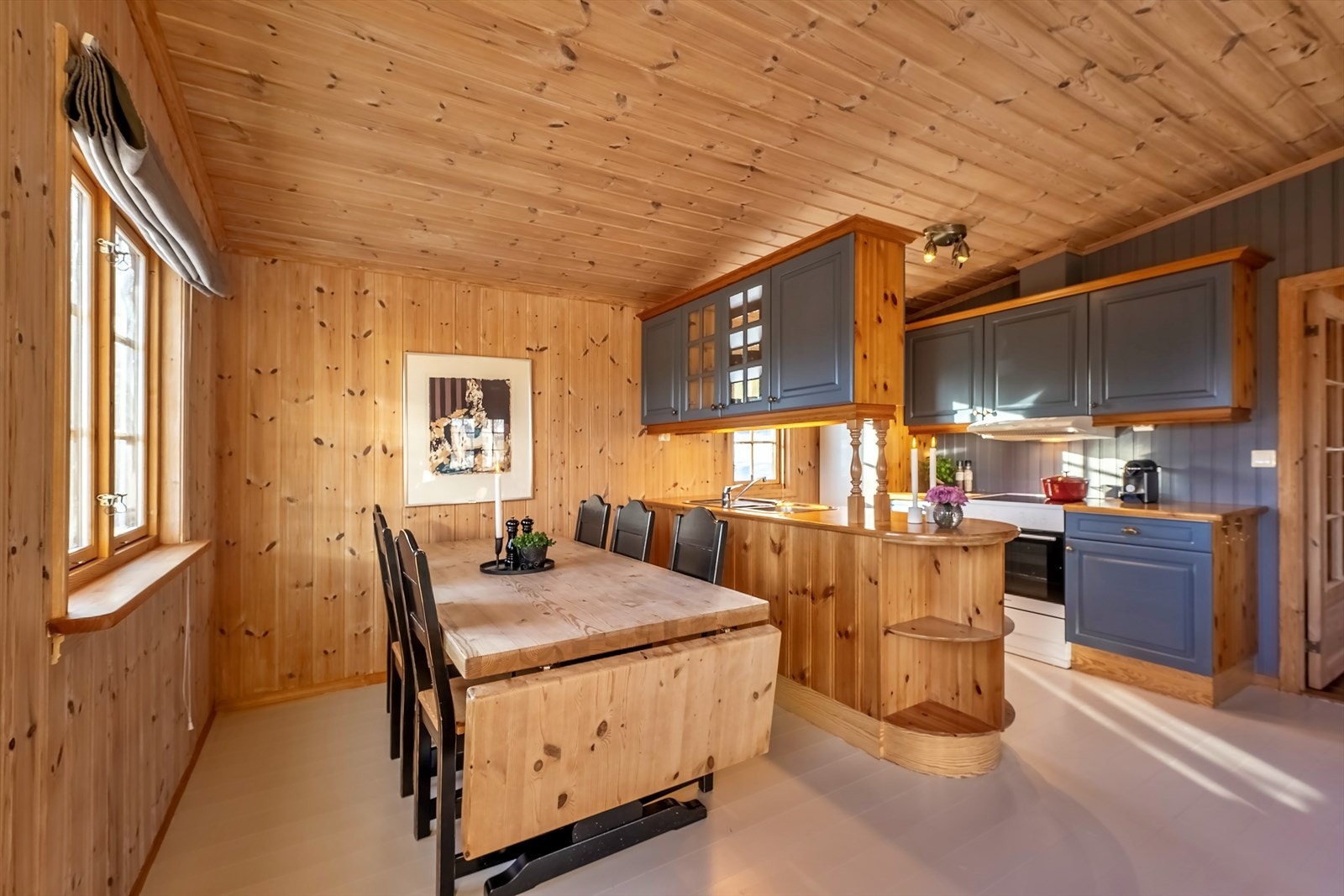 Stua og kjøkkenet har malt heltregulv Galleribilde