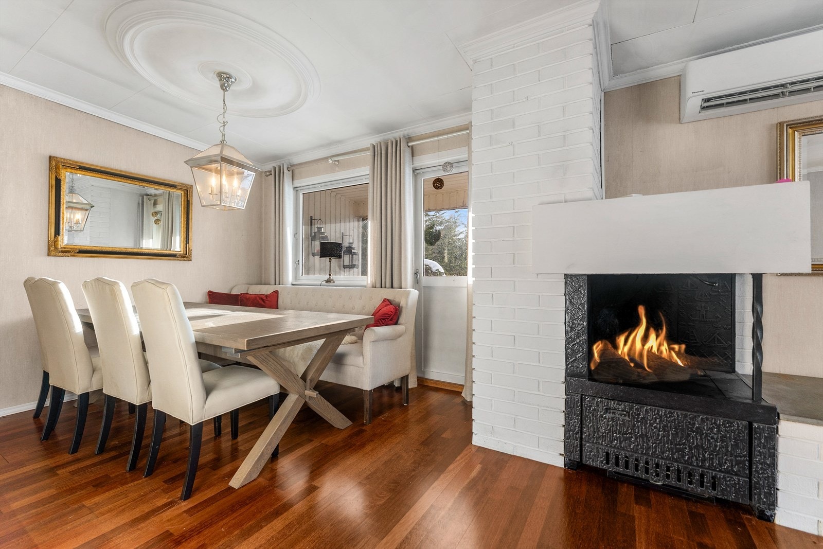 Spisestue med utgang til terrasse Galleribilde