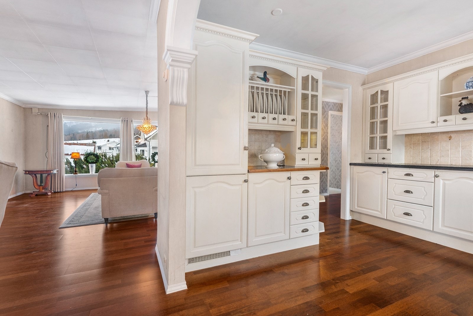 Frå stue inn på kjøkkenet Galleribilde