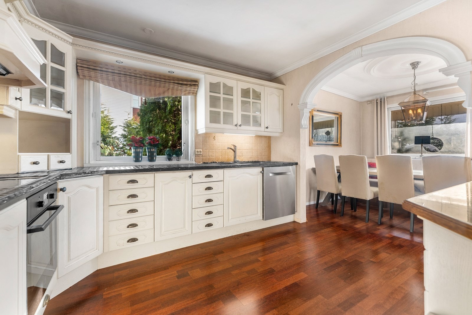 Kjøkken mot spisestue Galleribilde