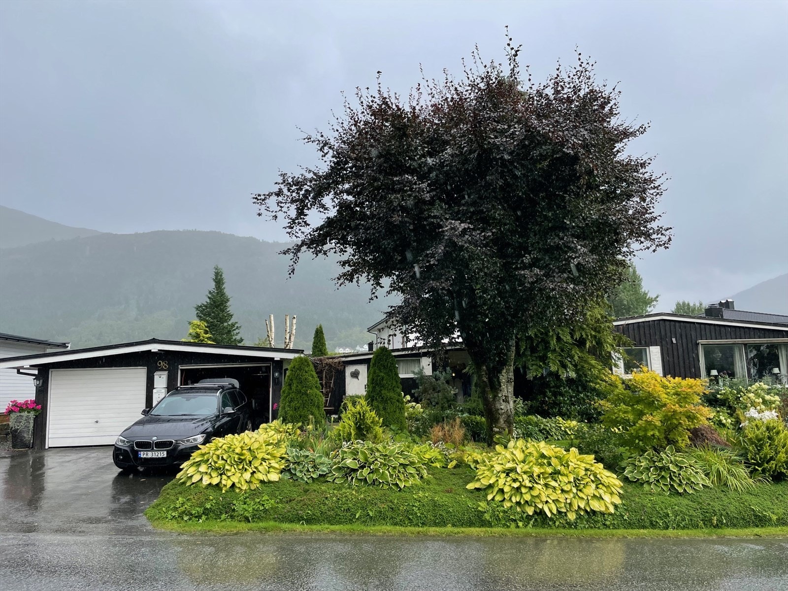 Innkøyring til garasje Galleribilde