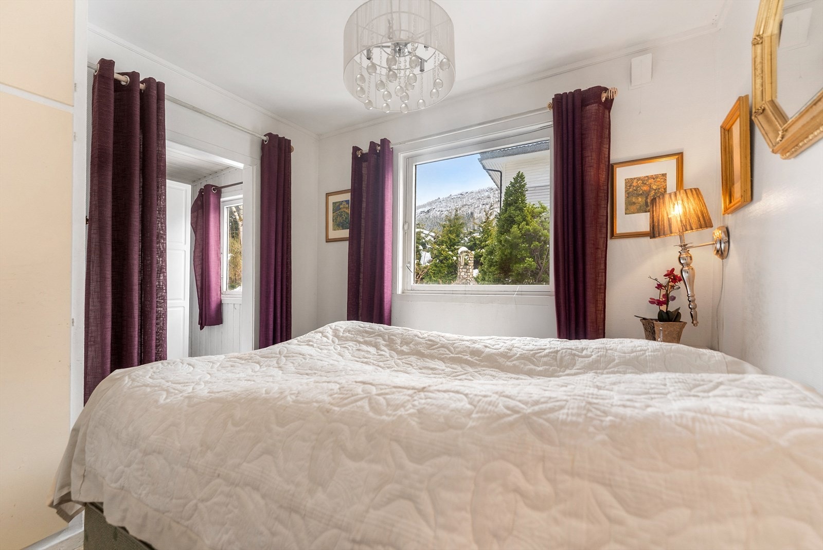 Hovudsoverom med klesrom i bakgrunnen Galleribilde