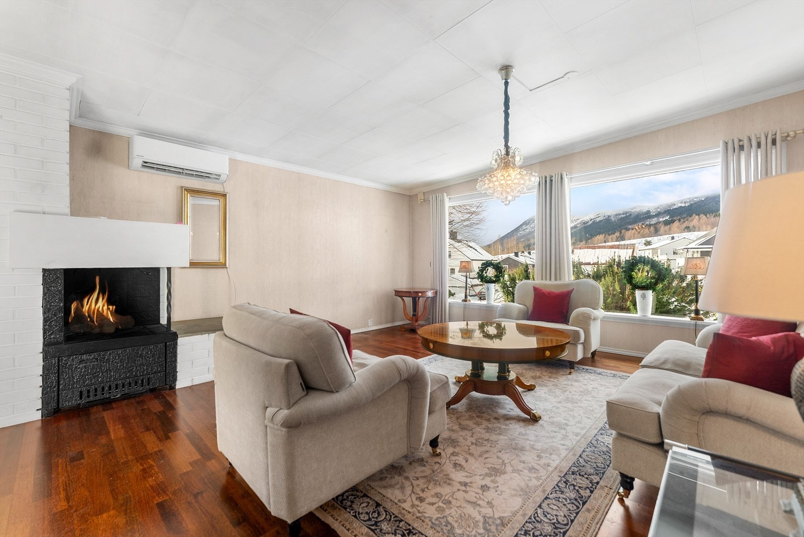 Stue med både varmepumpe og peis Galleribilde