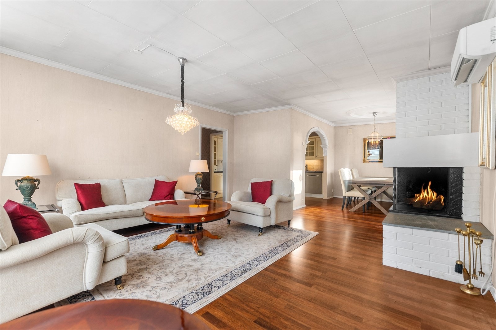 Lys og koselig stue med peis Galleribilde