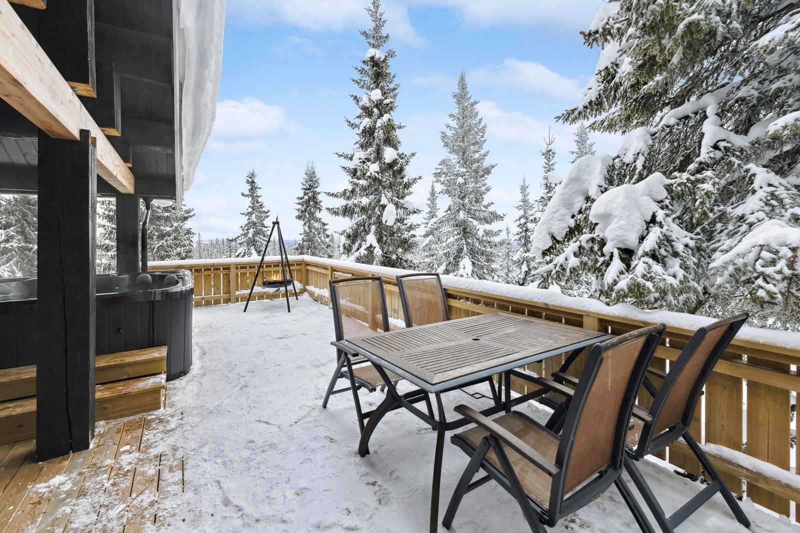 På terrassen er det god plass til utemøblement, grill og bålpanne Galleribilde