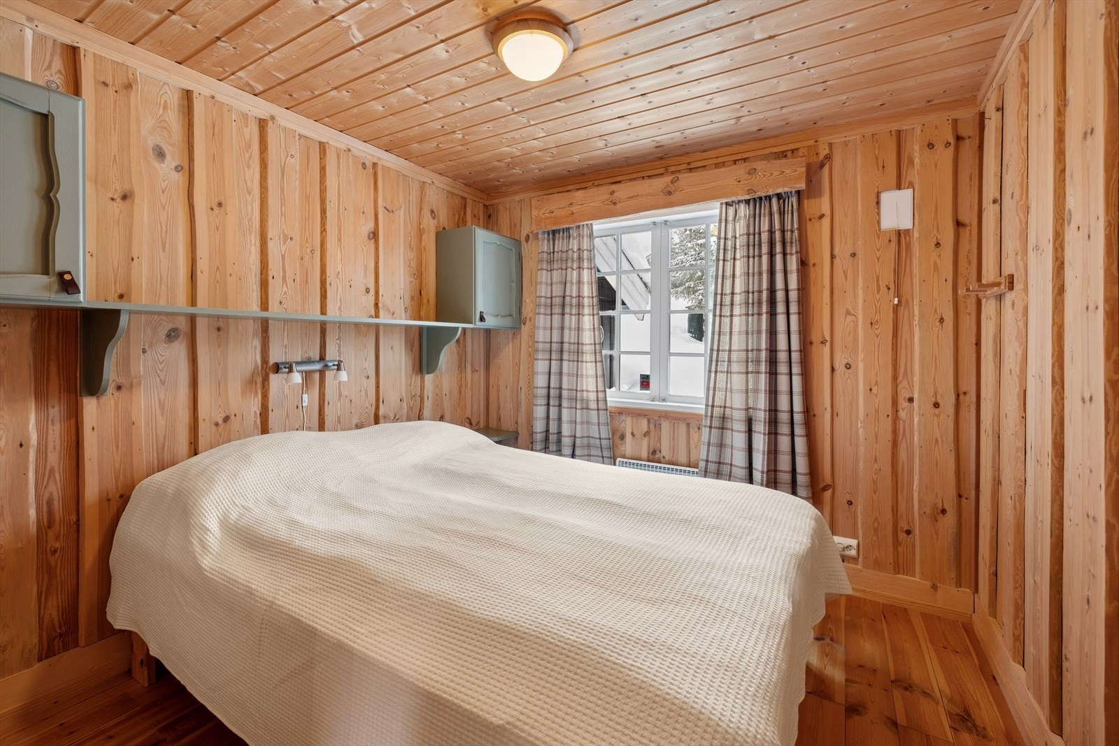 Soverom 1 - her er det god plass til dobbeltseng med tilhørende nattbord og garderobeløsning Galleribilde