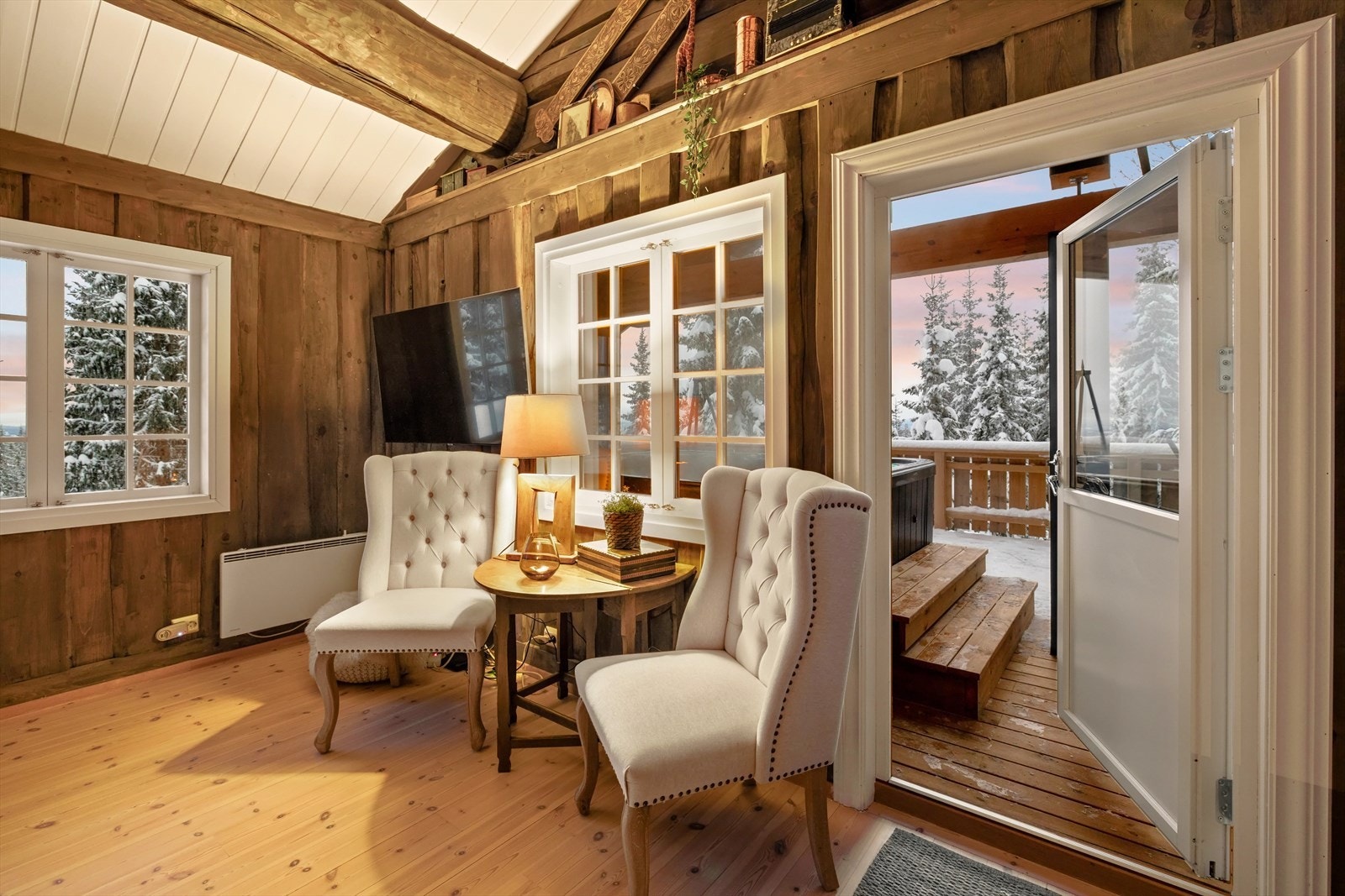 Fra stuen er det utgang til den solrike og skjermede terrassen Galleribilde