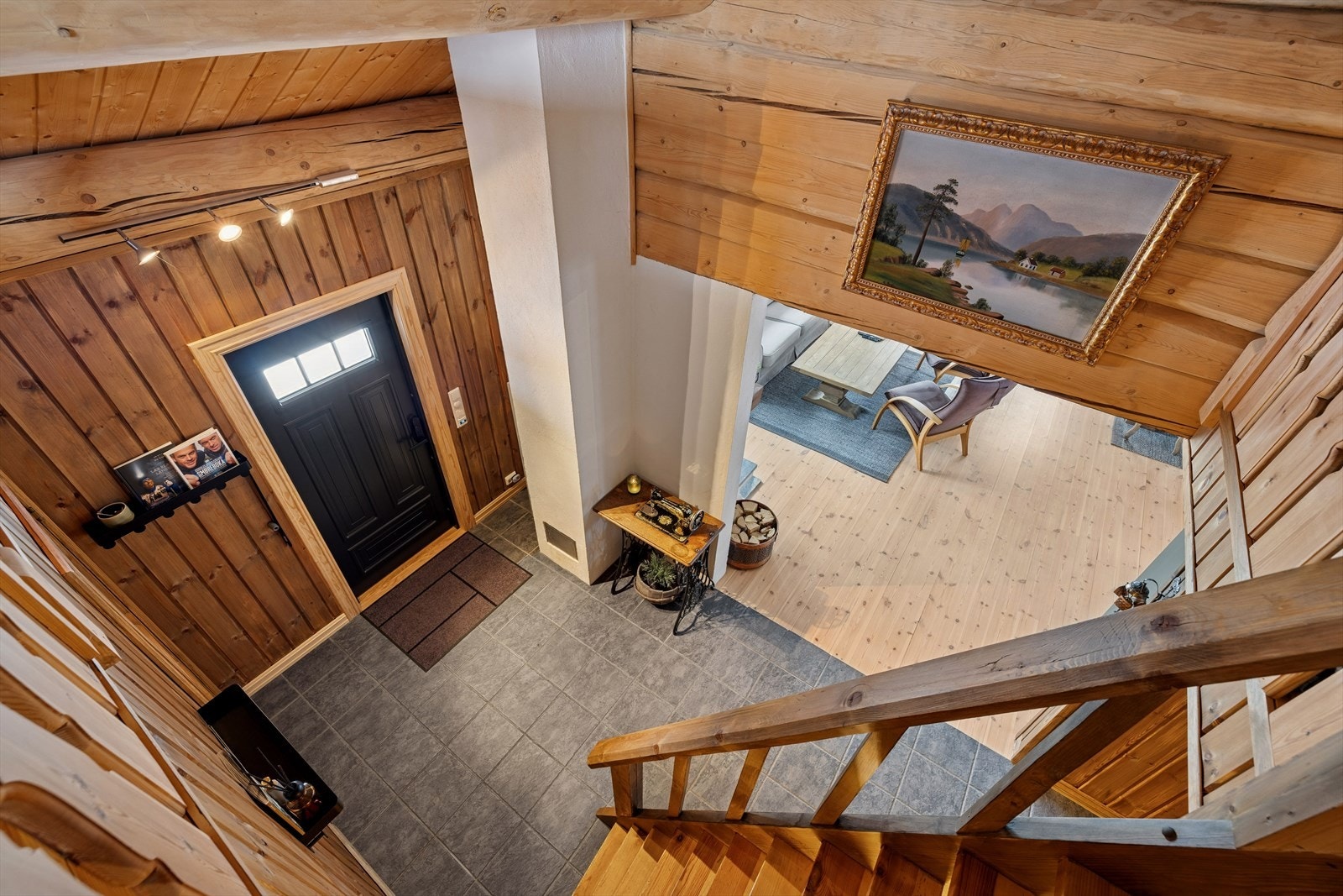 Hallen har en flott takhøyde som gir et luftig og godt førsteinntrykk Galleribilde