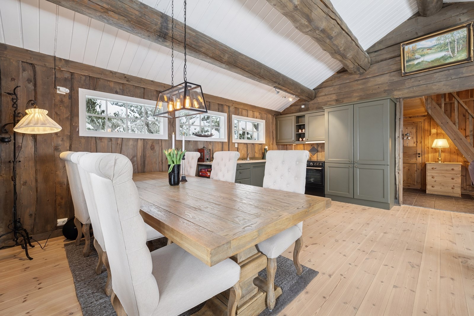 Stua har flott takhøyde og rikelig med vinduer som slipper godt med naturlig lys inn Galleribilde