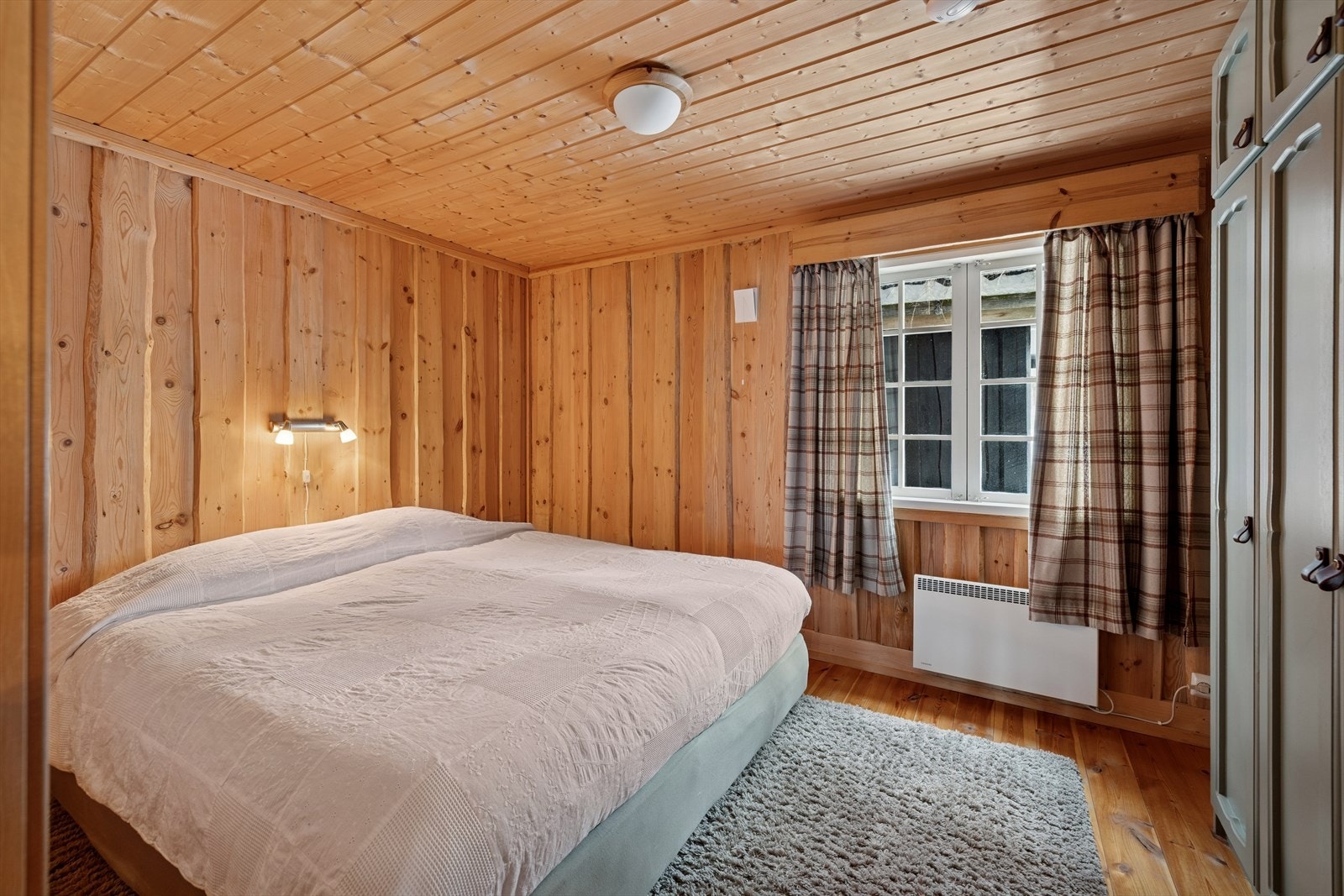 Soverom 2 har også god plass til dobbeltseng og nattbord Galleribilde