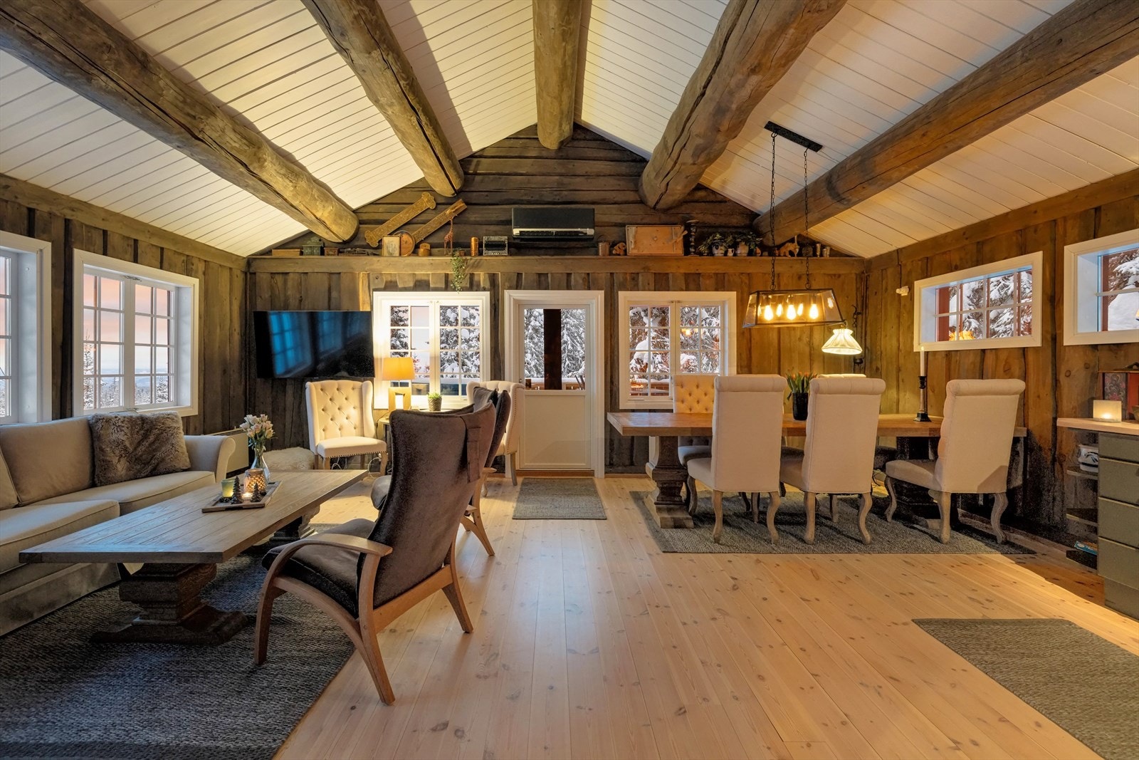 Hytta sitt samlingspunkt er den lyse og luftige stuen Galleribilde