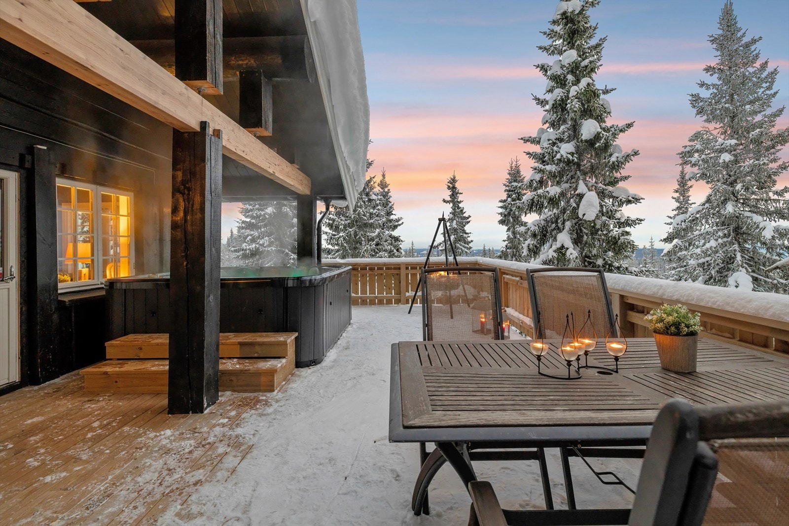 På terrassen er også jacuzzien fra 2024 plassert. Her kan man ta seg et deilig bad etter en dag på ski! Galleribilde