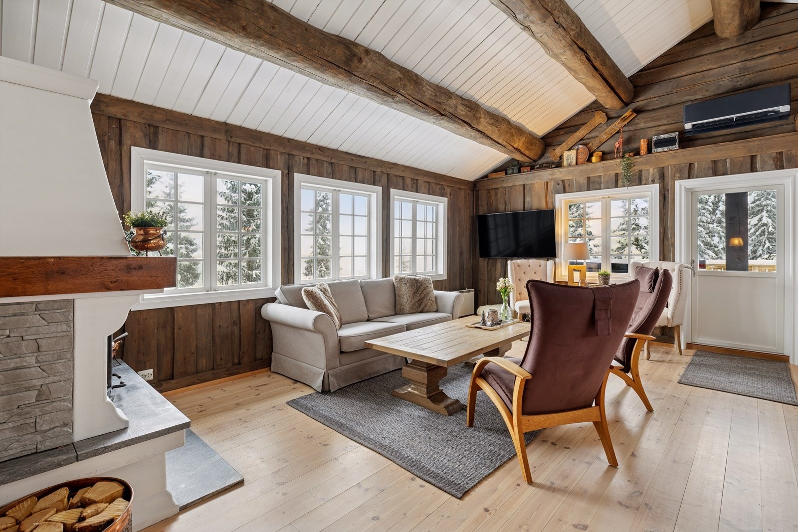 Stuen har gode varmekilder med blant annet varmepumpe og peisovn Galleribilde