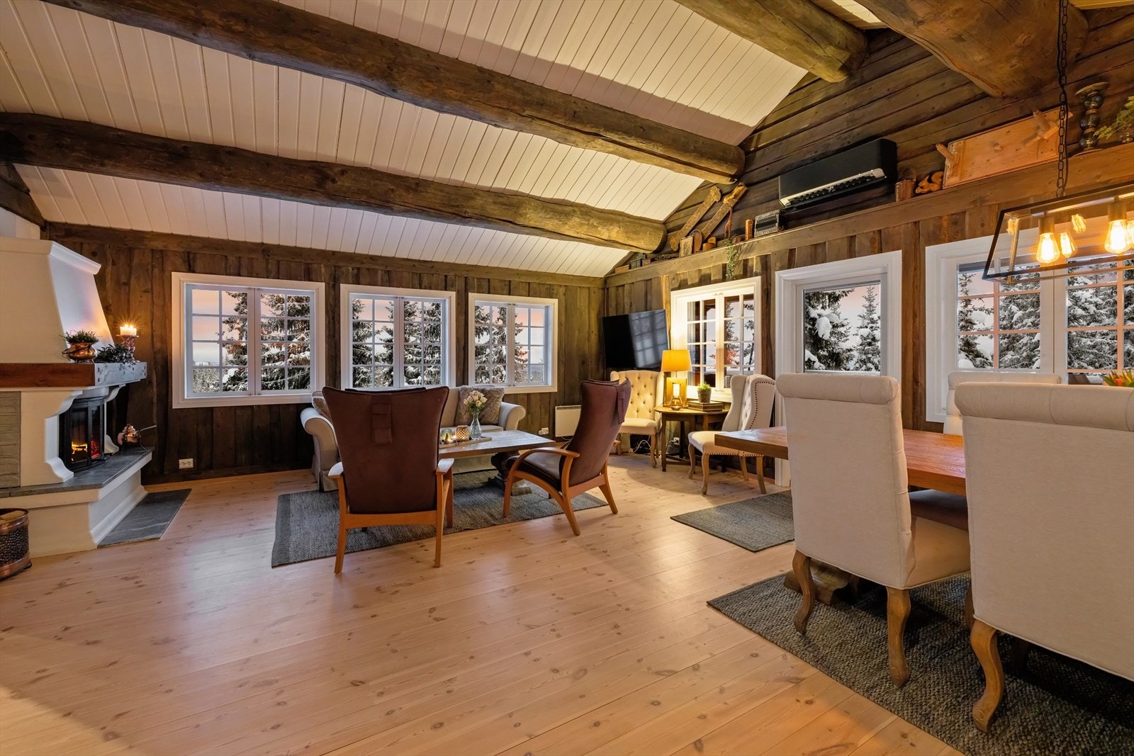 Stua har god plass til sofa med tilhørende mediemøblement og spisestue Galleribilde