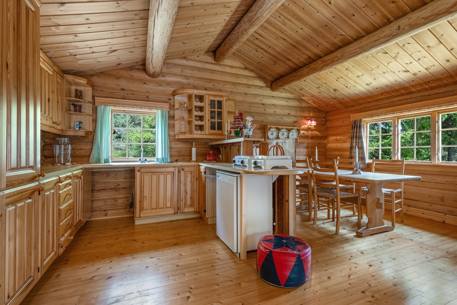 Kjøkkeninnredning i laminerte skrog og benkeplate Galleribilde