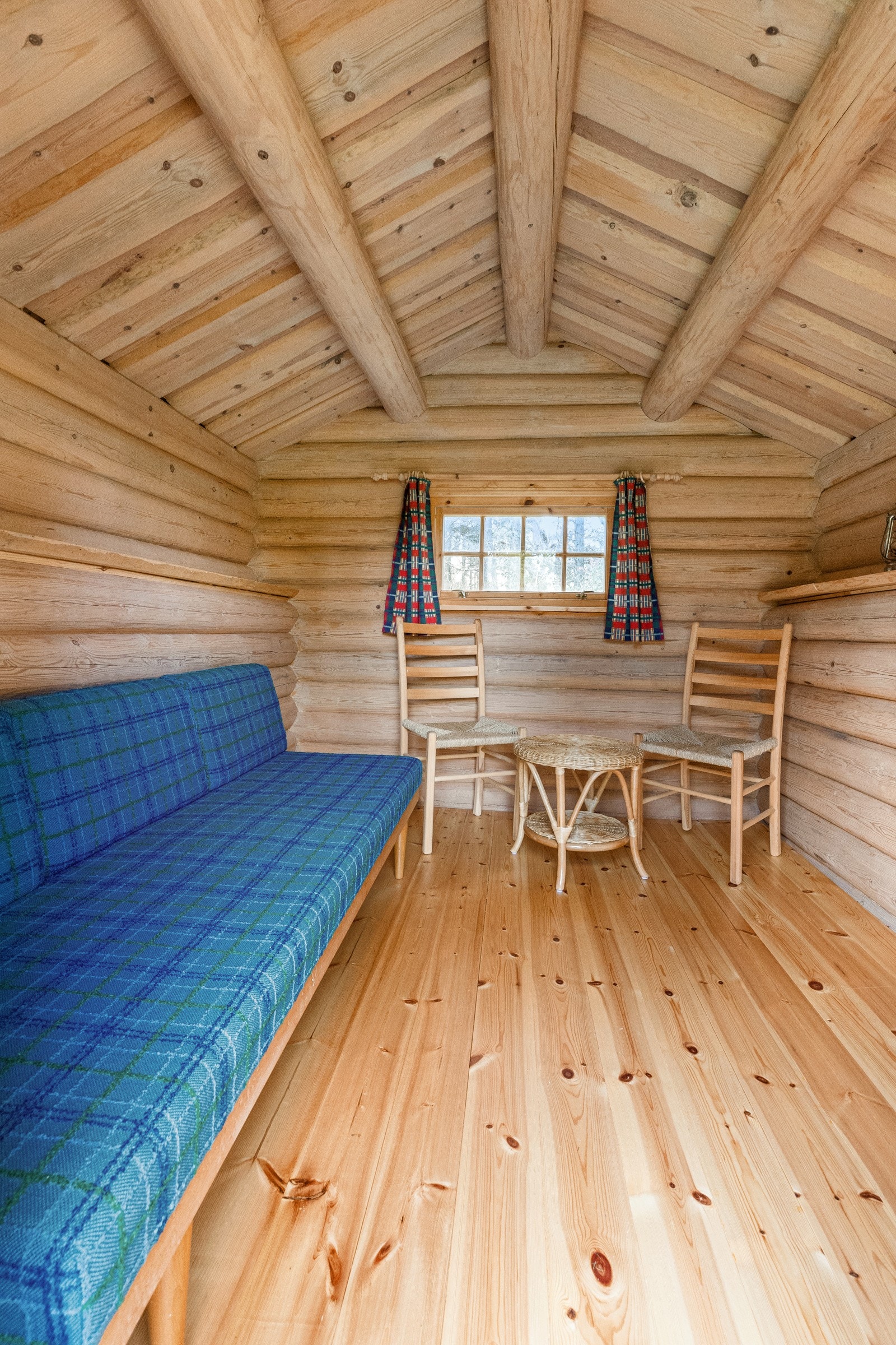 Uthuset er i dag innredet med sofa og noen stoler Galleribilde