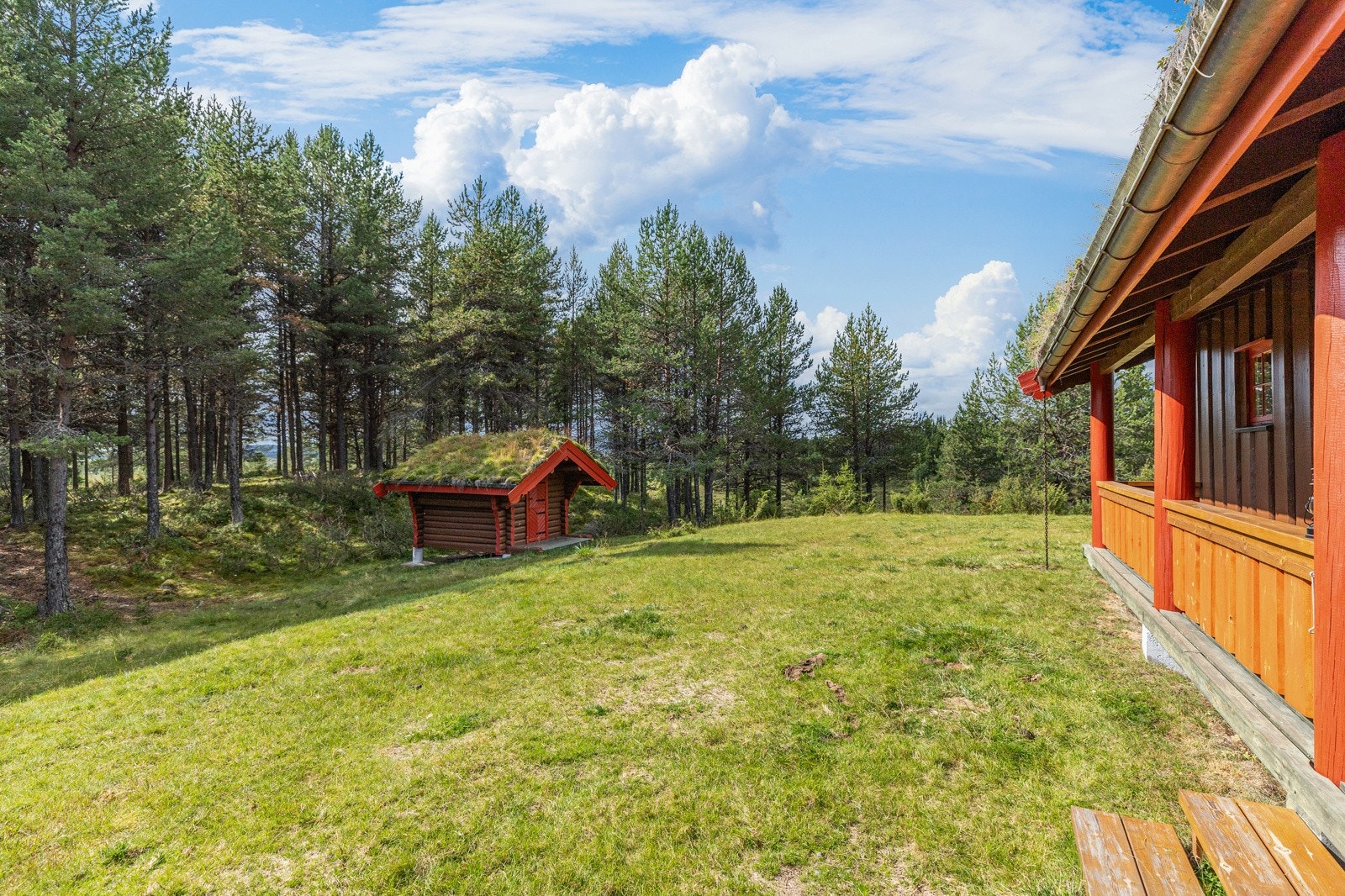 Uthuset står nedenfor hytta og er oppført i samme stil som hytta Galleribilde