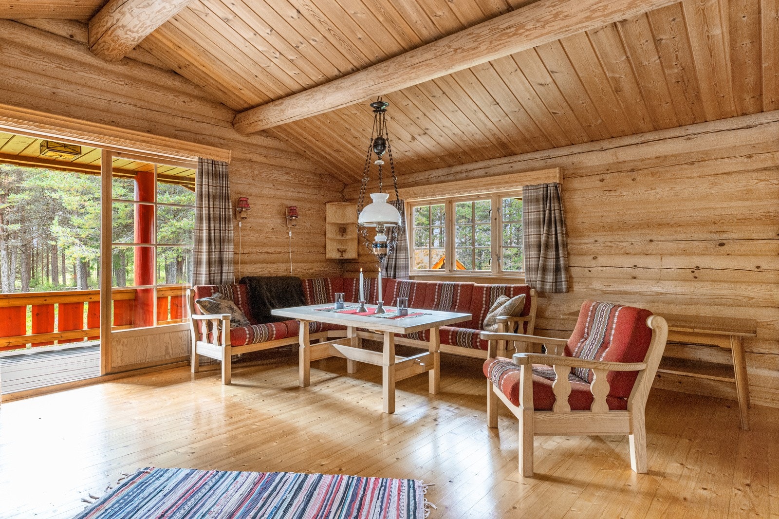 God takhøyde og flere vindusflater gir en god romfølelse Galleribilde