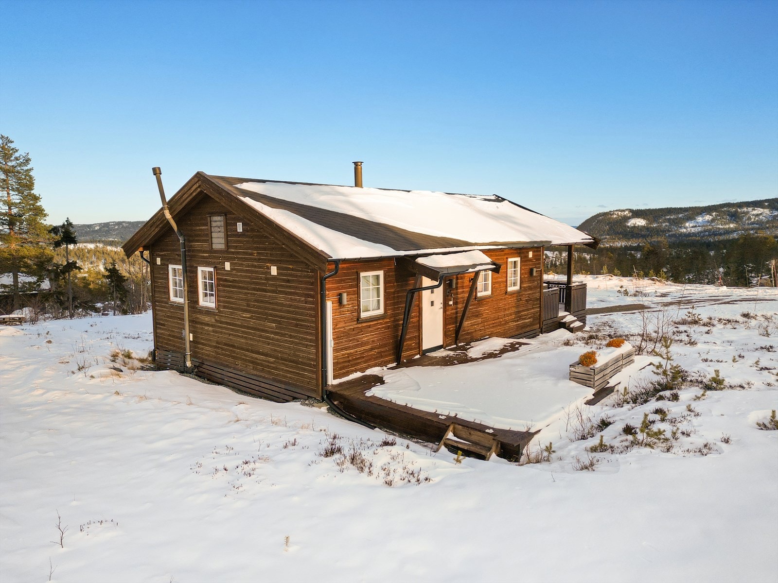 Usjenert beliggenhet, med helårs bilvei frem, og fine uteplasser både mot syd og mot vest. Galleribilde
