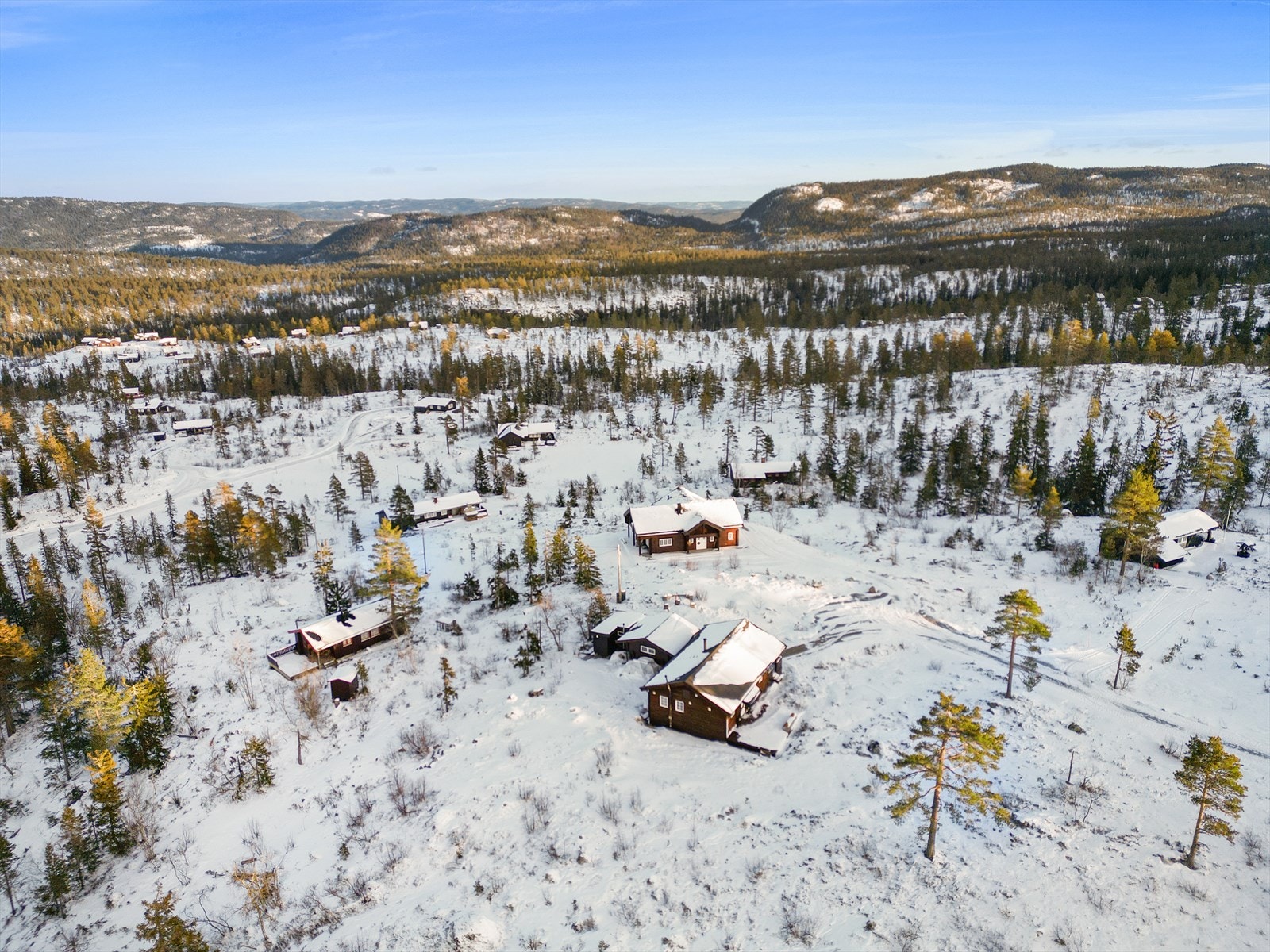Hytta ligger som en av de innerste hyttene i en privat blindvei. Her er det god avstand til omkringliggende naboeiendommer. Galleribilde