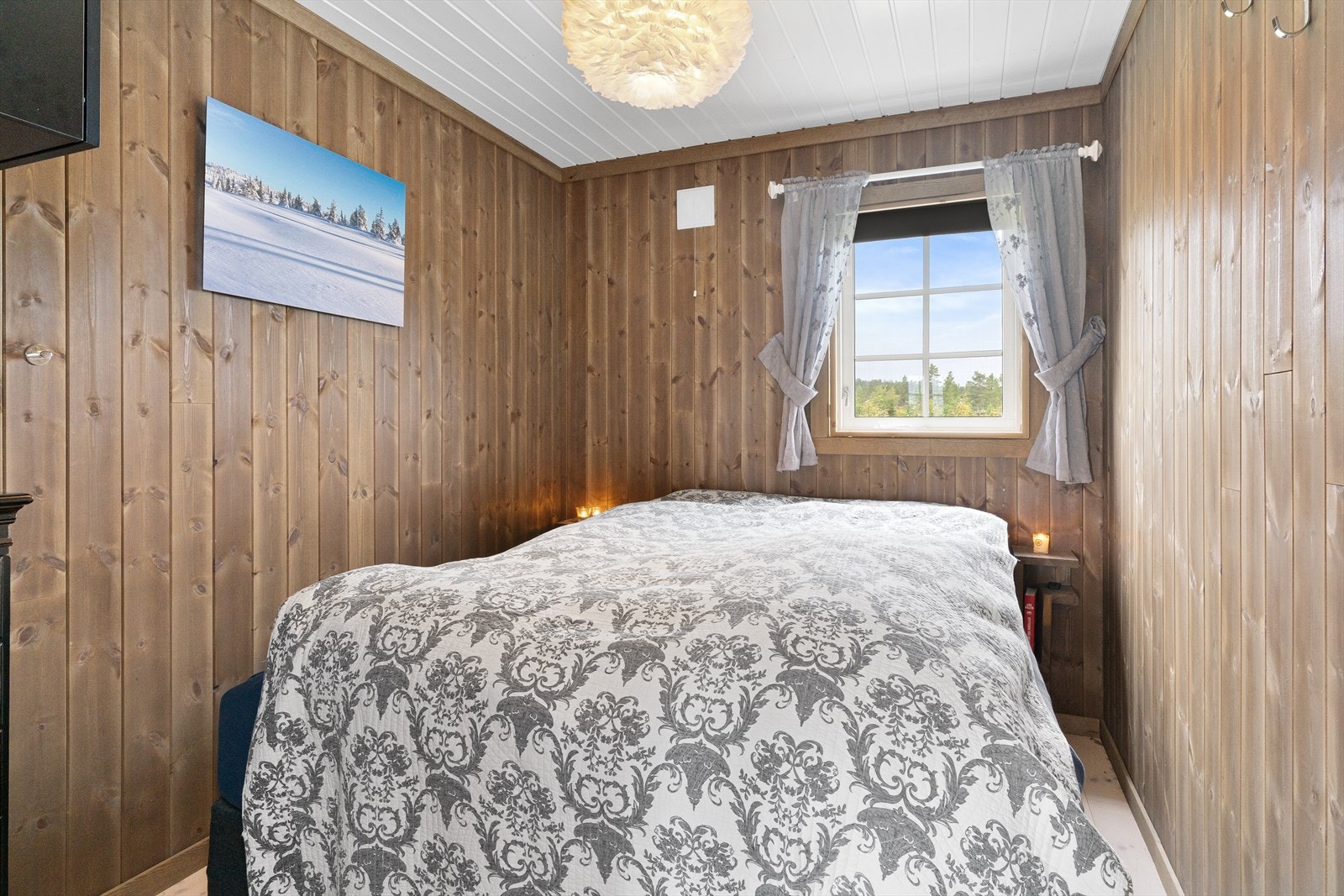 Hovedsoverom med dobbeltseng og plass til kommode for klesoppbevaring. Galleribilde