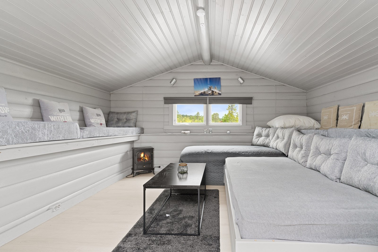 Stabburet har fungert som et ekstra oppholdsrom for ungdommen. Perfekt når man vil trekke seg litt tilbake. Galleribilde