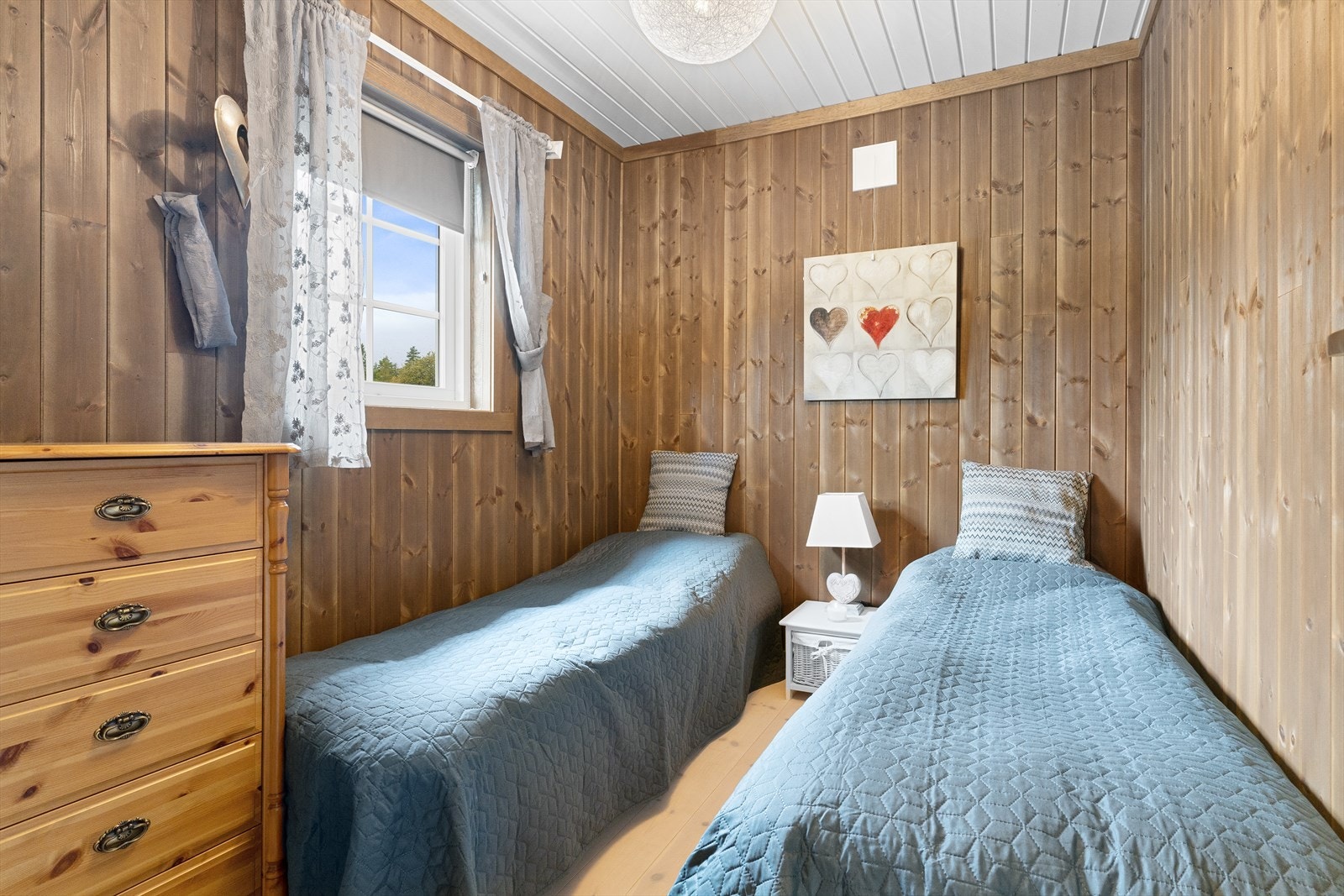 Soverom med to enkeltsenger, med mulighet for dobbeltseng eller køye løsning. Galleribilde