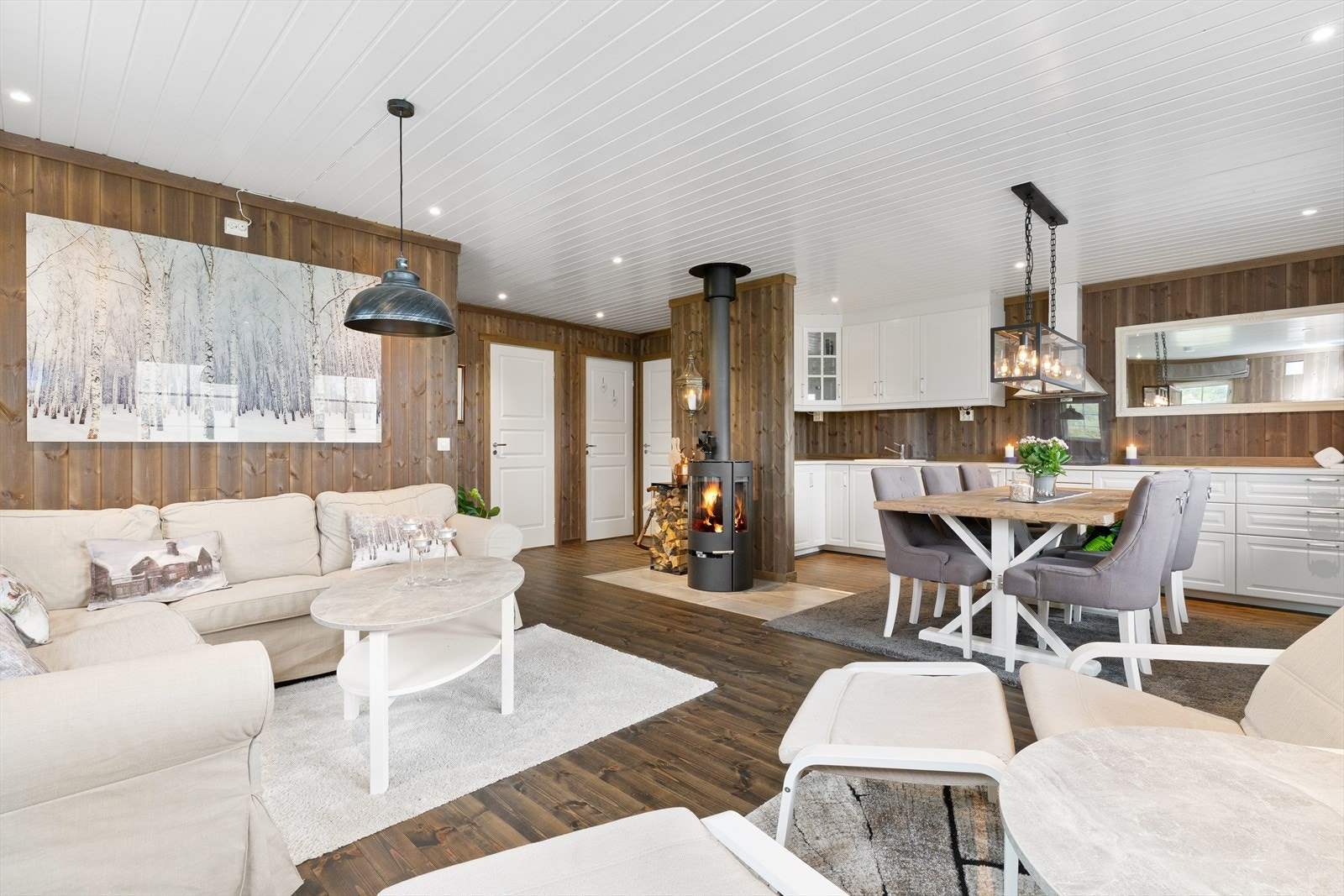 Hytta har en åpen stue- og kjøkkenløsning, noe som skaper et sosialt allrom. Galleribilde