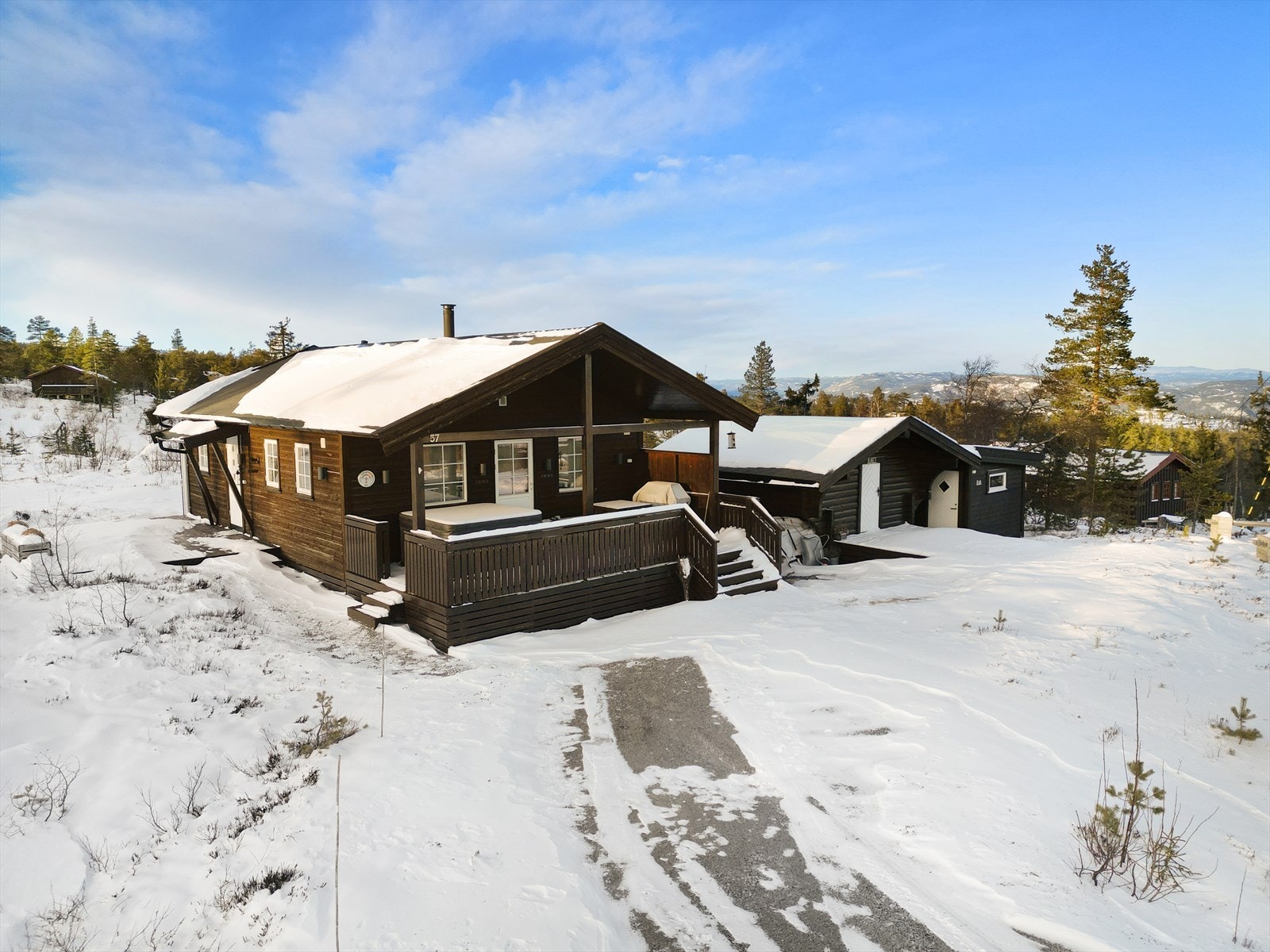 En moderne hytte nybygd fra 2017, med både uthus og anneks i tillegg, dels modernisert i 2018. Galleribilde