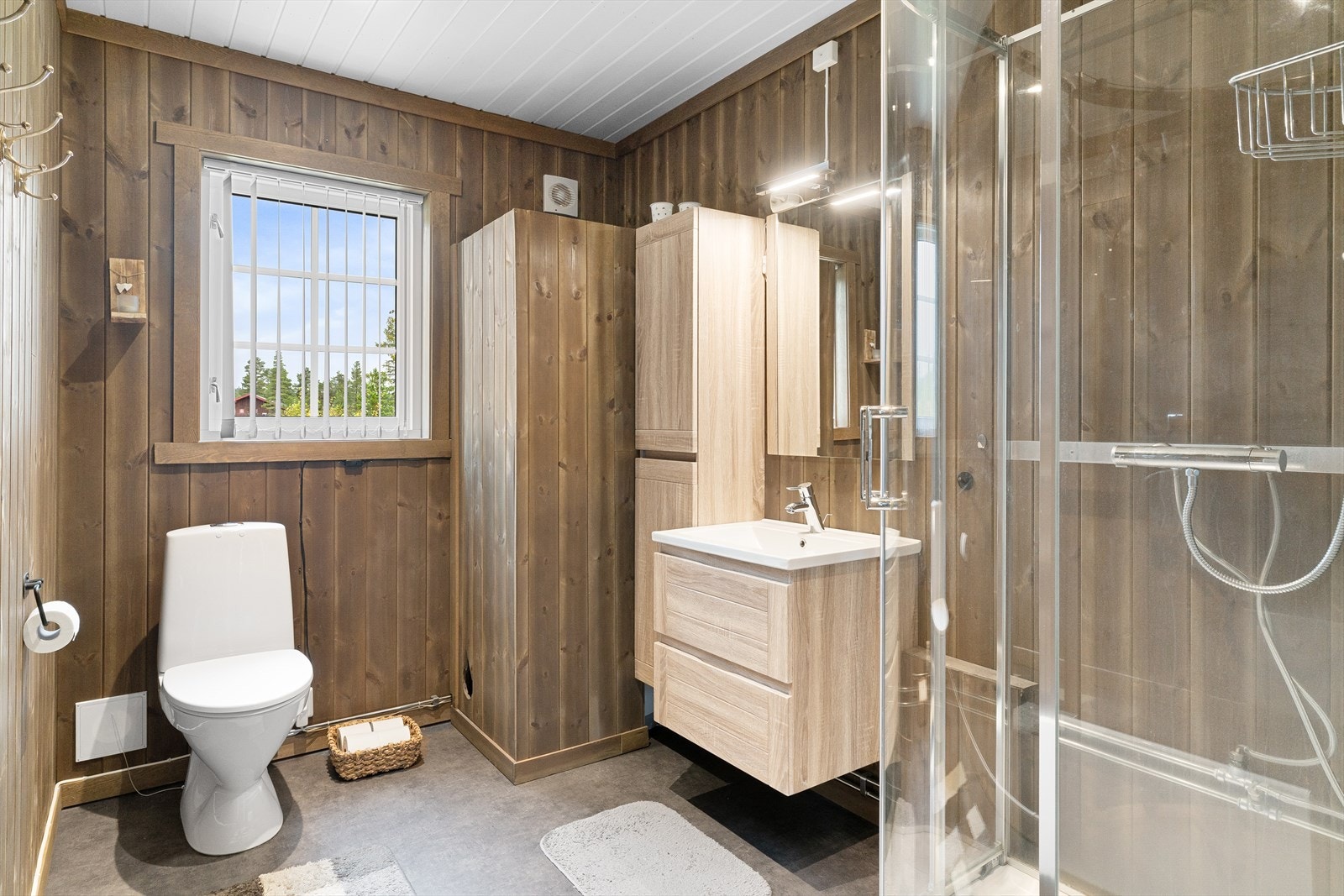 Moderne bad med varmekabler og innlagt vann og avløp. Galleribilde