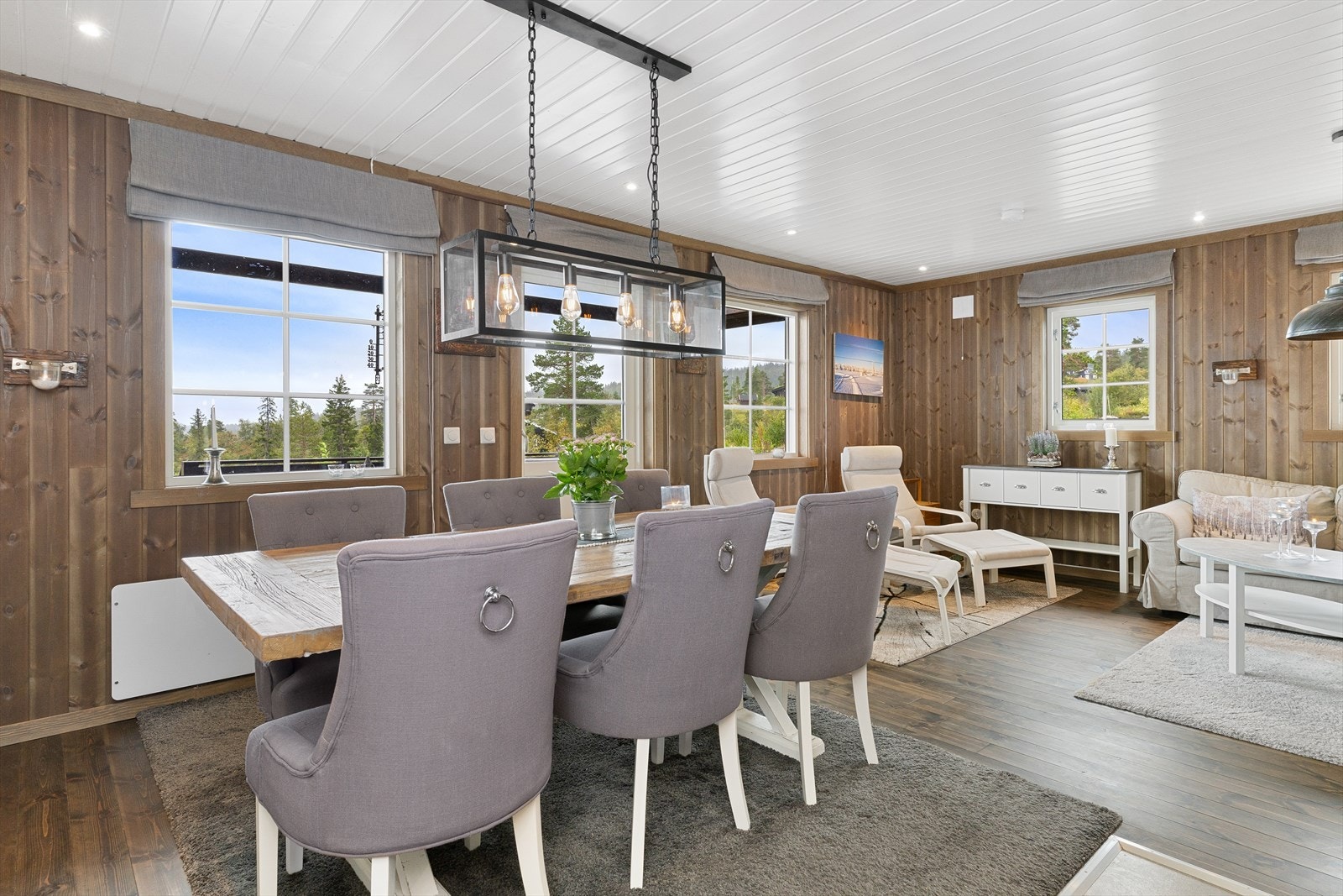 Det er godt med naturlig lysinnslipp i hytta. Galleribilde