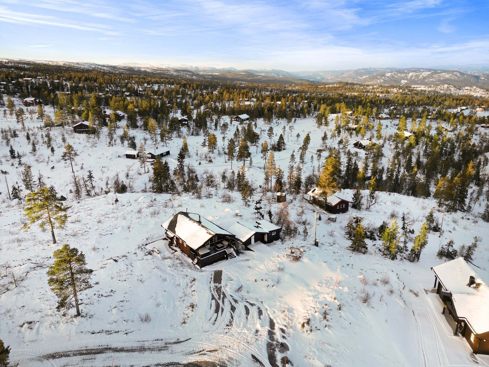 Terrenget rundt hytta er lett skrånende, og kveldssola har man lenge, på terrassen som er sydvest vestvendt. Galleribilde