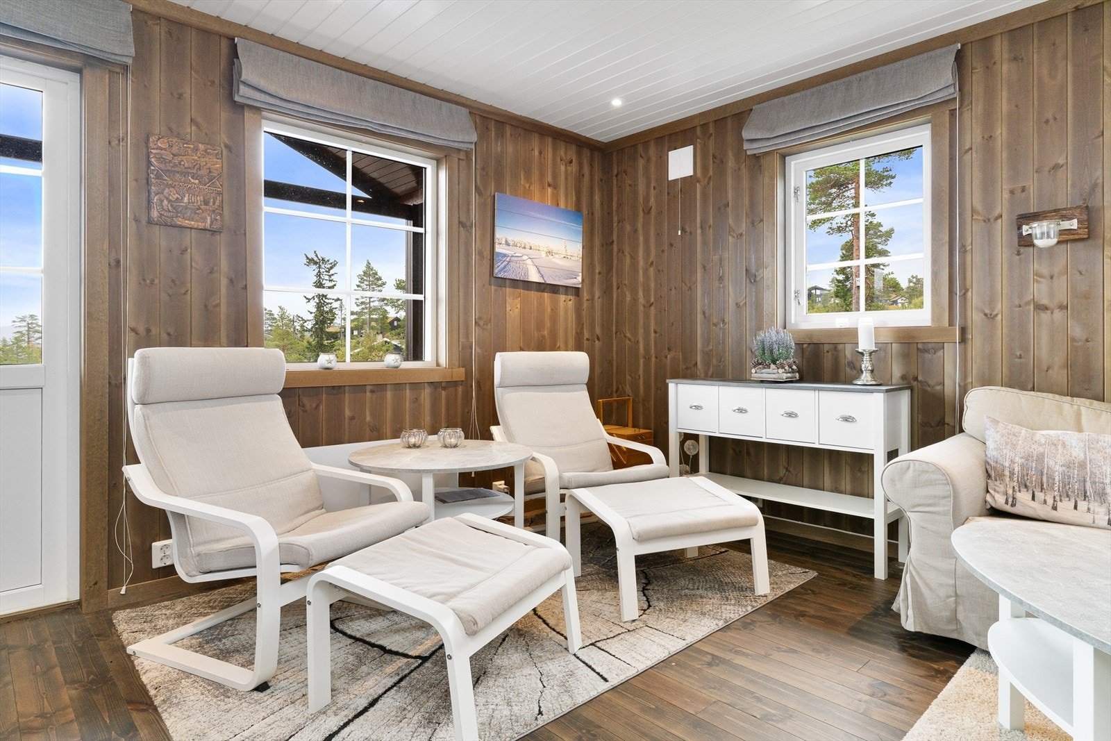 Rom for å kunne møblere med to godstoler eller et godt lesehjørne. Galleribilde