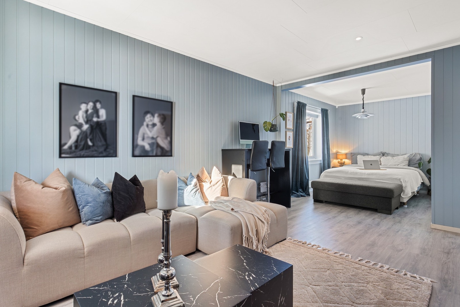 Boligen har en lys og romslig stue hvor det er god plass for sofagruppe og spisebord med tilhørende møblement Galleribilde