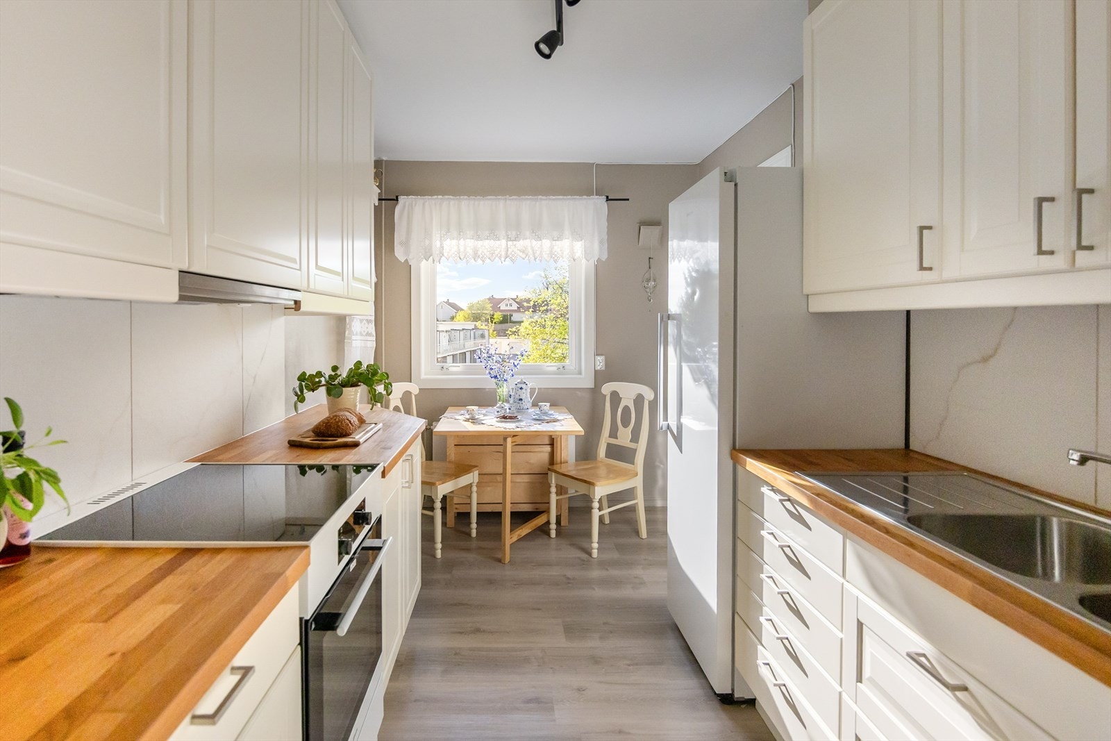 Kjøkkenet er oppgradert med blant annet ny ventilator, ekstra innredning og moderne flisfelt, noe som gir et løft til både funksjonalitet og uttrykk. Galleribilde