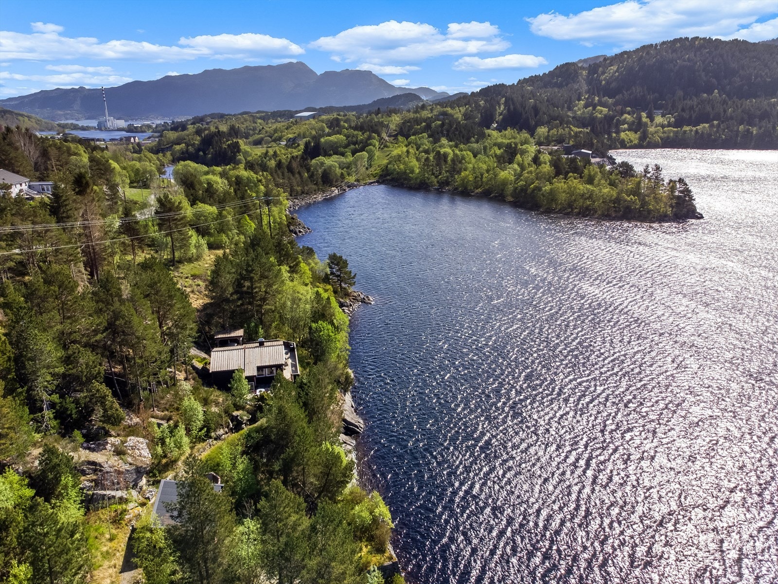 Din lokale eiendomsmegler Fredrik Rindahl v/Notar har gleden av å presentere denne flotte fritidseiendommen ved Storvatnet! Galleribilde